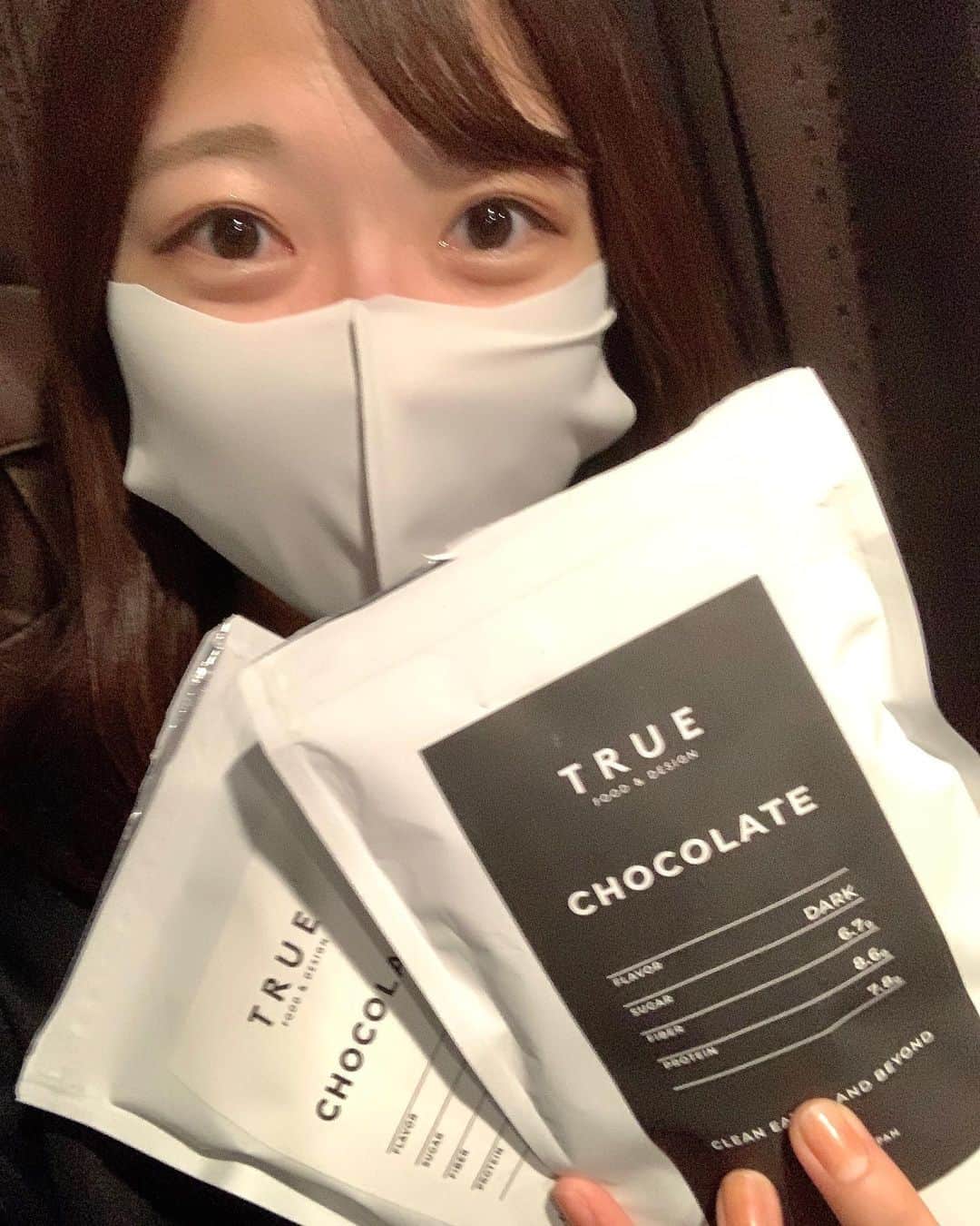 高本采実のインスタグラム：「✈︎ １０日間連続で釣りしてたけど 船の中でも摘んでました( ͡° ͜ʖ ͡°)   @truefood.and.design   🔎「True Food Chocolate」  . . . . . #チョコレート #truefoodchocolate  #ヘルシーチョコレート #低糖質チョコレート #ダークチョコ #ミルクチョコ #チョコ好き #pr #インフルエンサー #influencer #関西モデル  #関西サロモ #撮影モデル  #釣り好き #イラスト #水族館好き  #イラスト #魚イラスト #いらすとぐらむ  #釣り #釣り好き #アングラー #angler #fishinggirl #钓鱼 #高本采実 #あやみん  #ayamistagram」