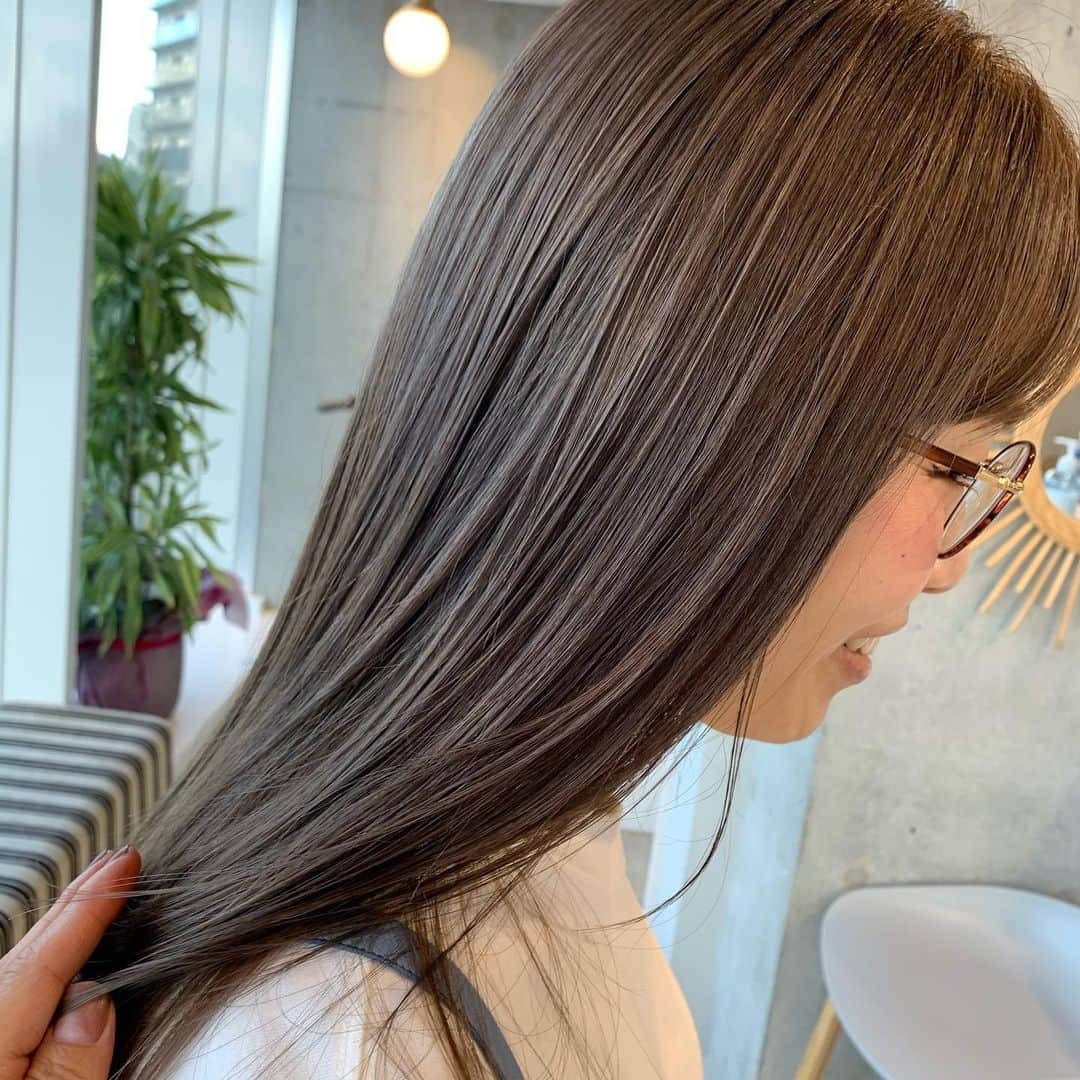 小松美緒のインスタグラム：「ケアブリーチのリタッチで　 優しく優しく メンテナンスを重ねて、　 シフォンベージュ🍂　　 　 頭皮へのケアもしっかりと　 なるだけ染みないようにブリーチをして、  抜けていくときの色も楽しめるように　 最初はしっかりといれてます♡ 　　 トリートメントケア もマストです✨　 　 いつもありがとうございます♡  @yu7magram」