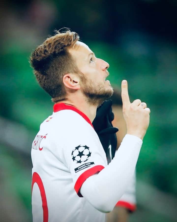イヴァン・ラキティッチのインスタグラム：「🙋🏼‍♂️☄️ #VamosMiSevilla ⚪️🔴 #IvanRakitic」