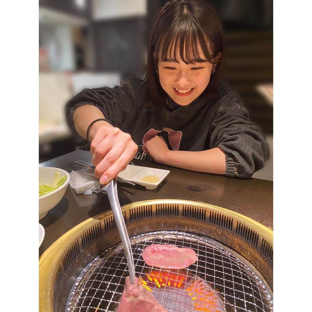 水嶋いとさんのインスタグラム写真 - (水嶋いとInstagram)「・﻿ この前のイベントで、あり先輩とのんの姉さんと焼肉を食べにいった時の私﻿。楽しそうでしょ？🤤 ﻿ 美味しい楽しい嬉しい時間でした🍖🍖﻿ ﻿ 何を焼いてるのかは、分かりません。笑﻿ ・﻿ ・﻿ ・﻿」11月26日 0時05分 - ito_mizushima