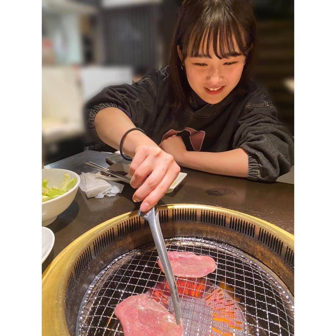 水嶋いとさんのインスタグラム写真 - (水嶋いとInstagram)「・﻿ この前のイベントで、あり先輩とのんの姉さんと焼肉を食べにいった時の私﻿。楽しそうでしょ？🤤 ﻿ 美味しい楽しい嬉しい時間でした🍖🍖﻿ ﻿ 何を焼いてるのかは、分かりません。笑﻿ ・﻿ ・﻿ ・﻿」11月26日 0時05分 - ito_mizushima