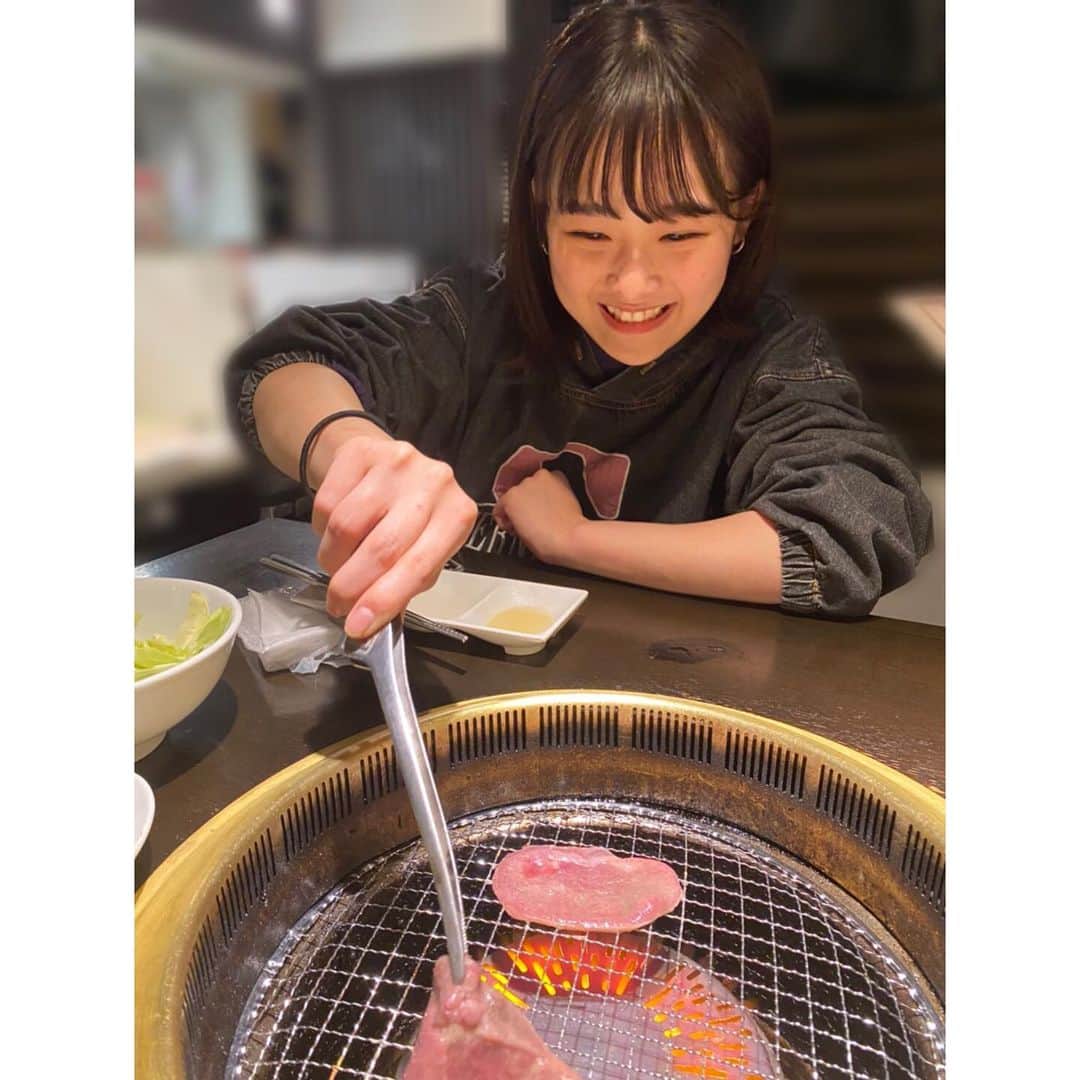 水嶋いとのインスタグラム：「・﻿ この前のイベントで、あり先輩とのんの姉さんと焼肉を食べにいった時の私﻿。楽しそうでしょ？🤤 ﻿ 美味しい楽しい嬉しい時間でした🍖🍖﻿ ﻿ 何を焼いてるのかは、分かりません。笑﻿ ・﻿ ・﻿ ・﻿」