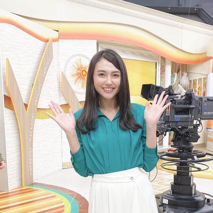 のインスタグラム：「放送終わりの一枚☀️✨﻿ ﻿ ﻿ さて、突然ですが問題です。﻿ 次のうちヘアーカットに行ってきたのは誰でしょう💇‍♀️﻿ 3枚投稿が続きます！﻿ ﻿ ﻿ その① 山形純菜﻿ ﻿ ﻿ #ヘアーカット﻿ #衣装﻿ #山形純菜﻿ #アナウンサー﻿ #はやドキ﻿ #tbs」