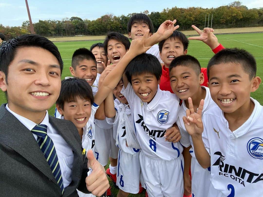 藤村晃輝さんのインスタグラム写真 - (藤村晃輝Instagram)「先日の全日本U-12サッカー選手権の県大会で優勝した大分トリニータU-12の選手たち。13年ぶりの頂点。おめでとうございます。笑顔が光ります！29日(日)の放送お楽しみに〜 #半目  #地獄」11月26日 0時08分 - fujimura_koki_tos