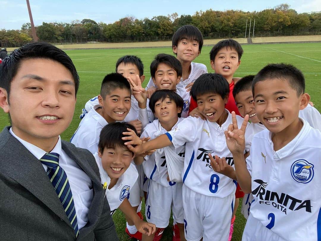 のインスタグラム：「先日の全日本U-12サッカー選手権の県大会で優勝した大分トリニータU-12の選手たち。13年ぶりの頂点。おめでとうございます。笑顔が光ります！29日(日)の放送お楽しみに〜 #半目  #地獄」