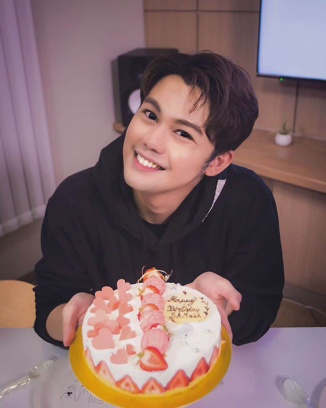 SAMのインスタグラム：「たくさん誕生日のお祝いメッセージを本当にありがとう。 ・ 応援してくれているみんなのためにこれからも歌い続けていきます。 ・ 心からありがとう。」