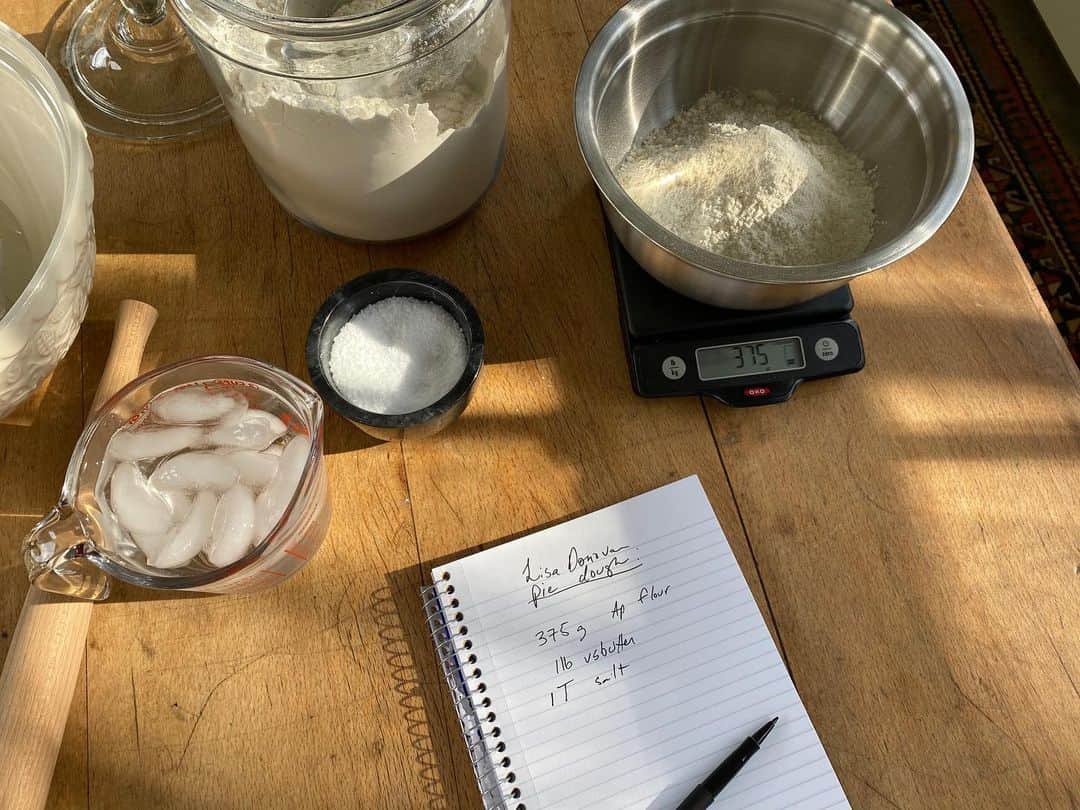 ミシェル・ブランチのインスタグラム：「Pie dough! For those of you who want to learn, @lisamariedonovan is probably one of the best teachers there is. She’s talking pie dough over on her IG live and I’m spending the morning baking along. I highly recommend! 🥧✌🏻*and while you’re at it, her gorgeous new book Our Lady of Perpetual Hunger makes a perfect Holiday gift x」