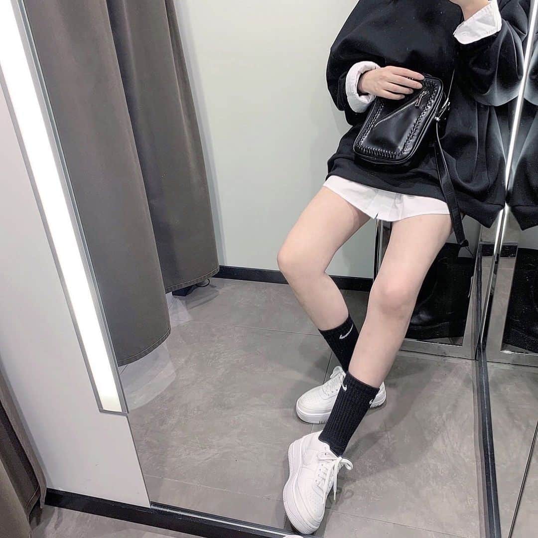のインスタグラム：「♡  tops @gu_for_all_  @gu_global  shirt @hm  shoes @niketokyo @nike  bag @emoda_official   #ootd #zara #gu #hm #EMODA#エアフォース1 #l4l」