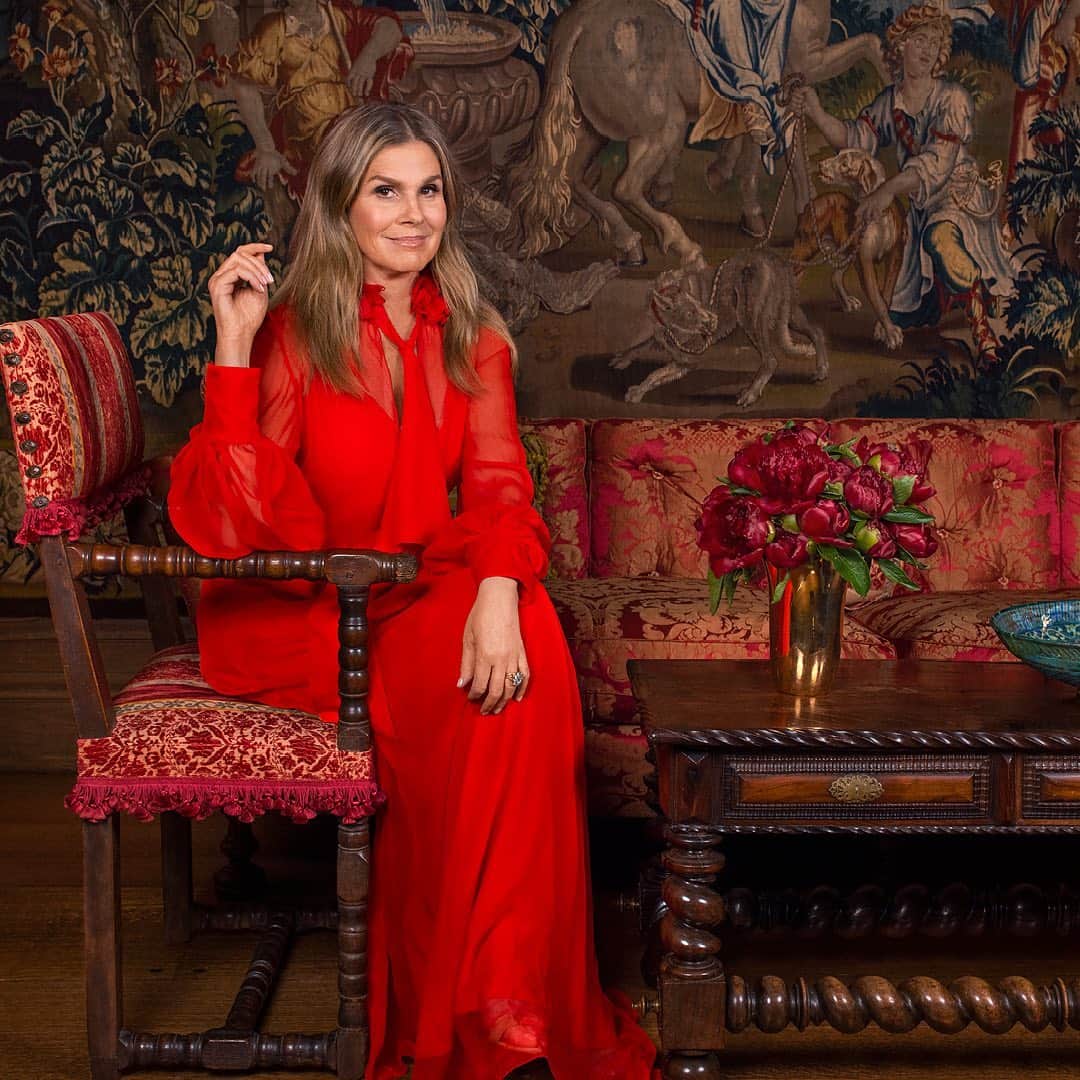 のインスタグラム：「Countdown to the #Holidays with the ultimate hostess, Aerin Lauder! Ready yourself for the festive season with the warm opulence of new @AERIN Ambrette de Noir, a rich, velvety floral that’s sure to leave you feeling elegant. Cheers! #AERINBeauty」