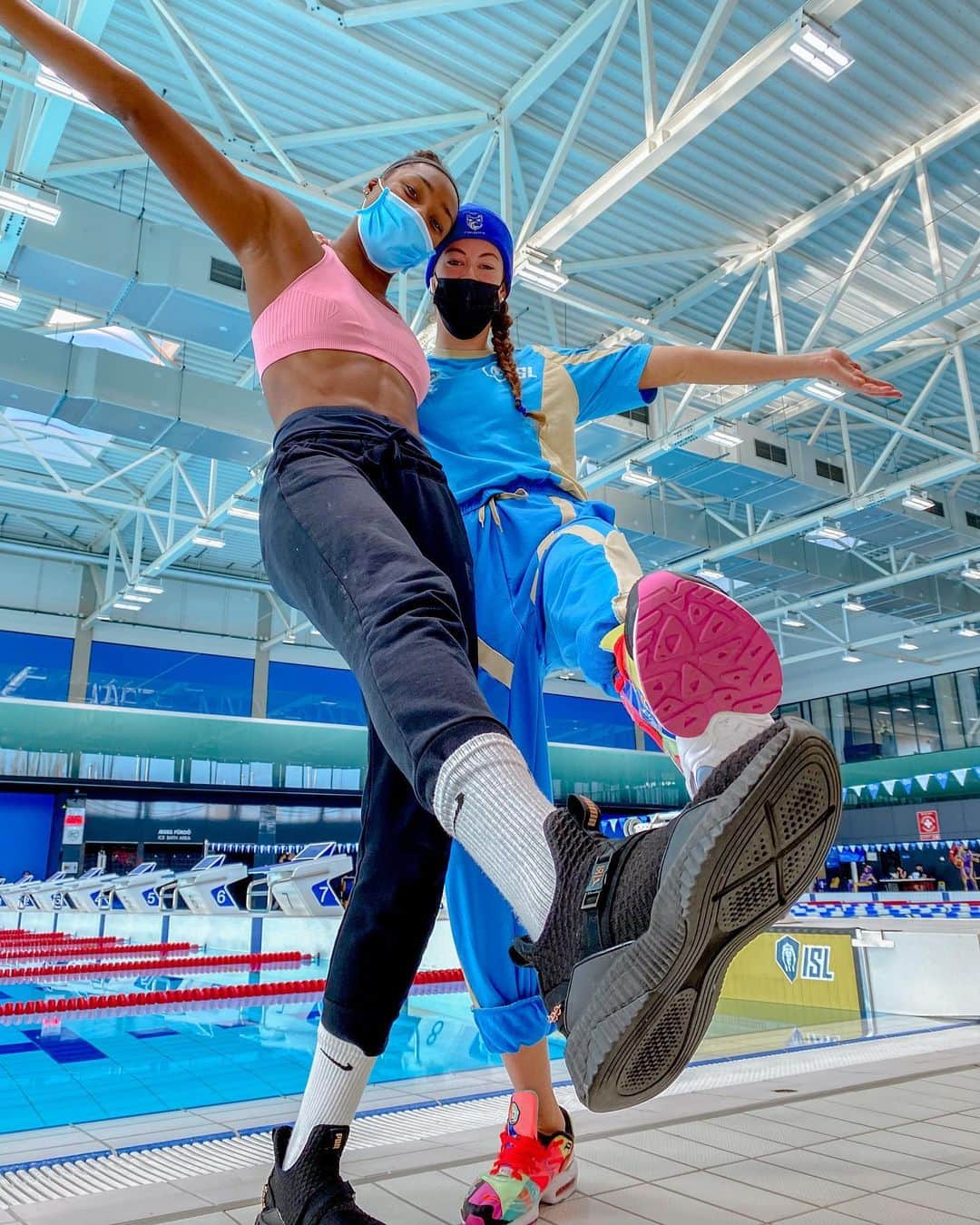 アリソン・シュミットのインスタグラム：「that ✨RACING IS BACK ✨ feeling   💥 💥💥💥💥💥💥💥💥💥💥  GRATEFUL is the only word that comes to mind. Grateful for this sport. Grateful for the opportunity to race again. Grateful for the safe environment that allowed that to happen. Grateful for the chance to be a @calicondors_isl . Grateful for the team that came together as family to bring home the championship 🏆  GO DORS 🦅💙✨」