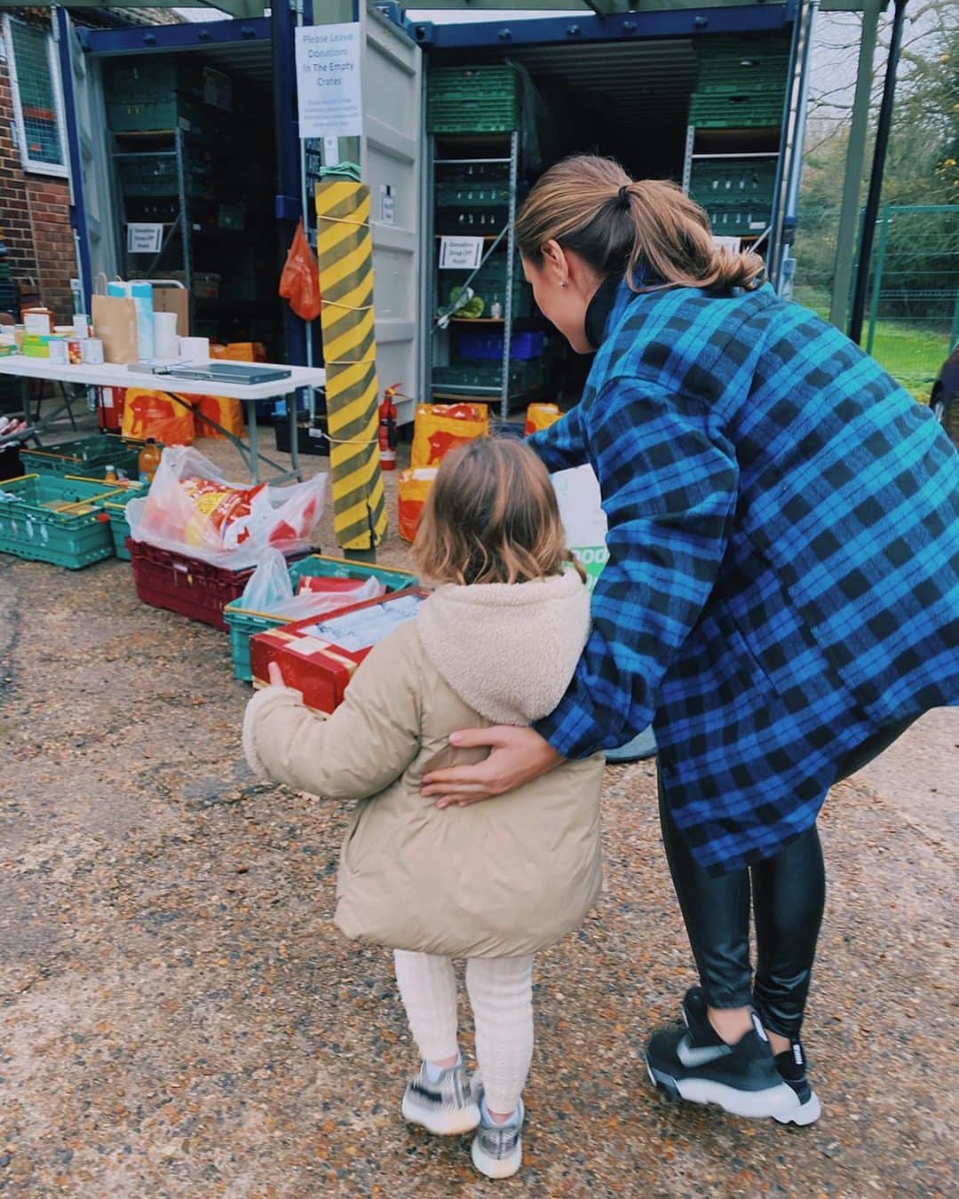 サム・フェアーズのインスタグラム：「Food Bank delivery. Always teaching the children to give and be kind 💕 remember 1 bag of shopping can feed a whole family for 1 week ☺️ x x x」