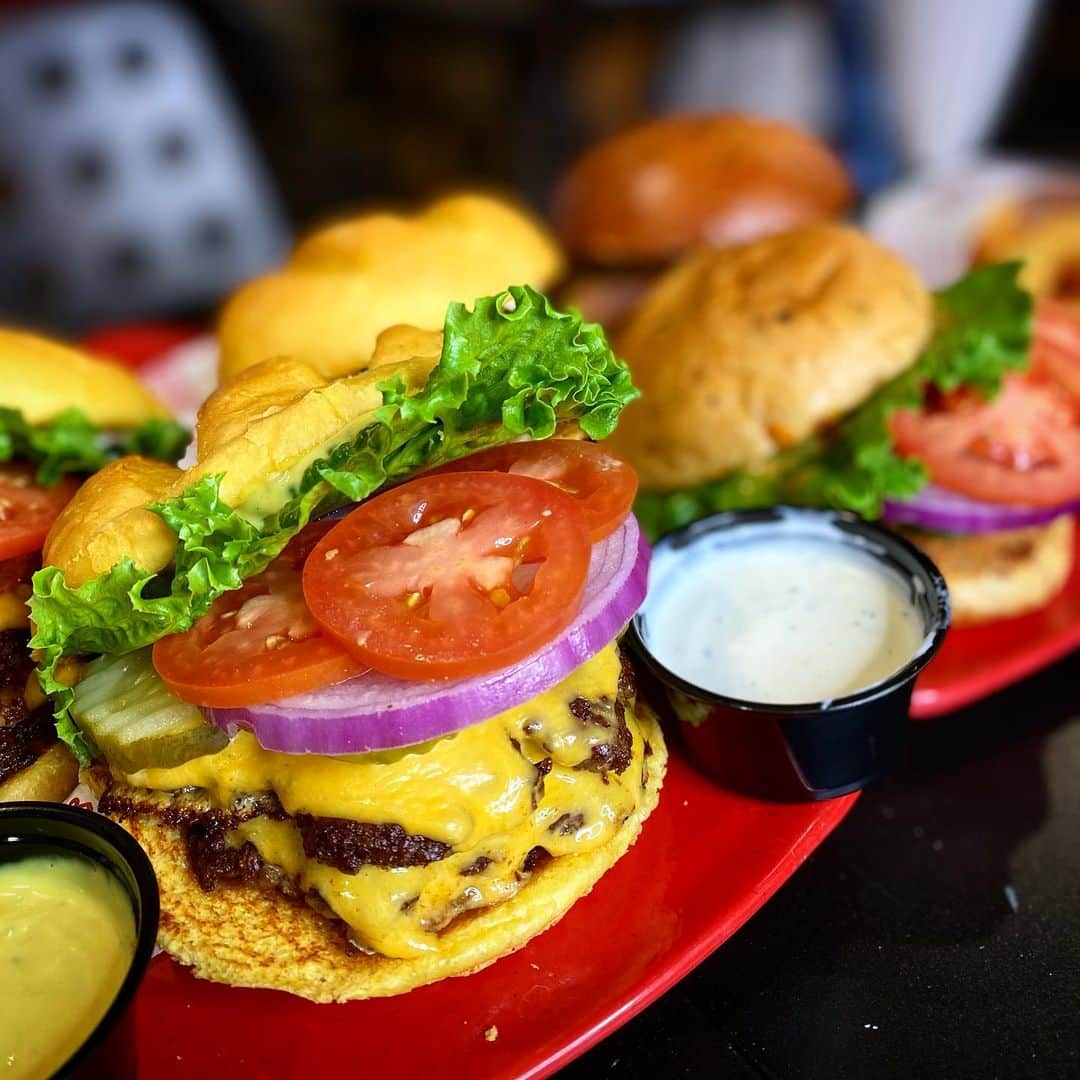 ライナ・ホワンさんのインスタグラム写真 - (ライナ・ホワンInstagram)「Who loves burgers 🍔 UwU I went to try out @smashburger to take on 6lbs of food!! . . It included 5 burgers 🍔 , smash fries 🍟 and smash tots along with a strawberry 🍓 milkshake UwU and it was all delicious!! . . How do y’all think I did?! Make sure to watch the entire video to find out and check them out if you see one and let them know I sent ya 😍 .  https://youtu.be/lxbo2JqaJjQ . . Also I’m wearing my new burger merch y’all can find out my site Rainaiscrazy.com :3」11月26日 0時22分 - rainaiscrazy