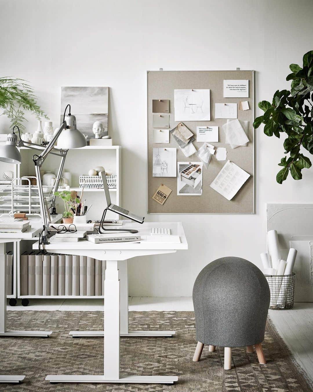 のインスタグラム：「I samarbete med @aj_produkter har jag fått testa deras prisvärda aktivitetsmöbler som kan hjälpa dig stabilisera bålen och undvika belastningsskador till följd av dålig ergonomi – oavsett om du skrivbordsarbetar i ditt hem eller på kontoret just nu. Jag blev så förtjust i pilatespallen att jag köpte loss den (och anslagstavlorna) direkt! Så himla bra grej.  Aktivitetsstolar och pallar som den du ser på bilden hjälper dig att aktivera de djupa musklerna i magen vilket stärker överkroppen och ökar energi-och kaloriförbrukningen samt blodcirkulationen. Att du ”smygtränar” på arbetstid - bara genom att sitta lite smartare är ju förstås en fördel för både dig och din arbetsgivare! Dessutom är pallen Chester en fin inredningsdetalj som smälter in i både på jobbet och på hemmakontoret – till skillnad från många skrymmande kontorsstolar. Pris? 1795 kr ex moms.  TIPS! När du släpper ut luften tar den ingen plats alls – så pallen är enkel att flytta med sig. Kanske något att förhandla till sig på nästa lönesamtal?   Tänk på att en aktivitetsstol bara bör användas någon timme om dagen i början. Det är vanligt att man får lite träningsvärk innan kroppen vant sig vid den nya sittställningen.   Tänk också på att variera din arbetsposition flera gånger under dagen. Ett enkelt sätt att göra det är att välja ett höj och sänkbart skrivbord så att du kan alternera sittandes och stående skrivbordsarbete. Ett sätt att få in stående arbete som rutin är att alltid stå upp på förmiddagen, när du fortfarande är pigg eller bestämma att du gör det när du utför vissa arbetsuppgifter. Genom att införa några ”stående rutiner”, exempelvis att du alltid ställer dig upp när du tar telefonmöten eller videosamtal så blir funktionen oftare använd. Man kan också komplettera sitt höj- och sänkbara skrivbord med en balansplatta - för extra träning!  Inlägget var ett betalt samarbete med @aj_produkter Svep för fler bilder 👉🏻👉🏻 och läs mer på min blogg Trendenser.se eller på @aj_produkter hemsida!  Foto: @fotografjonasberg   #ajprodukter #hemmakontor #kontorsstol #kontorsmöbler」