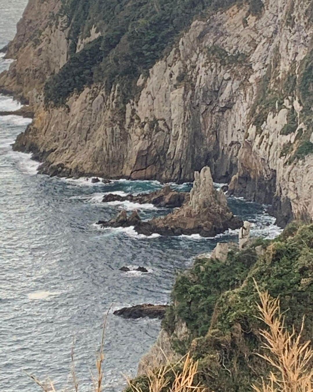 風間ゆみえのインスタグラム：「油絵のような光景だけど、写真。  自然が作り出したものなのか、誰かの手によるものなのか、櫓木観音(ろうぎかんのん)と言われる 観音様が手を合わせていらっしゃる。 どちらにしても神秘的な造形…🙏」