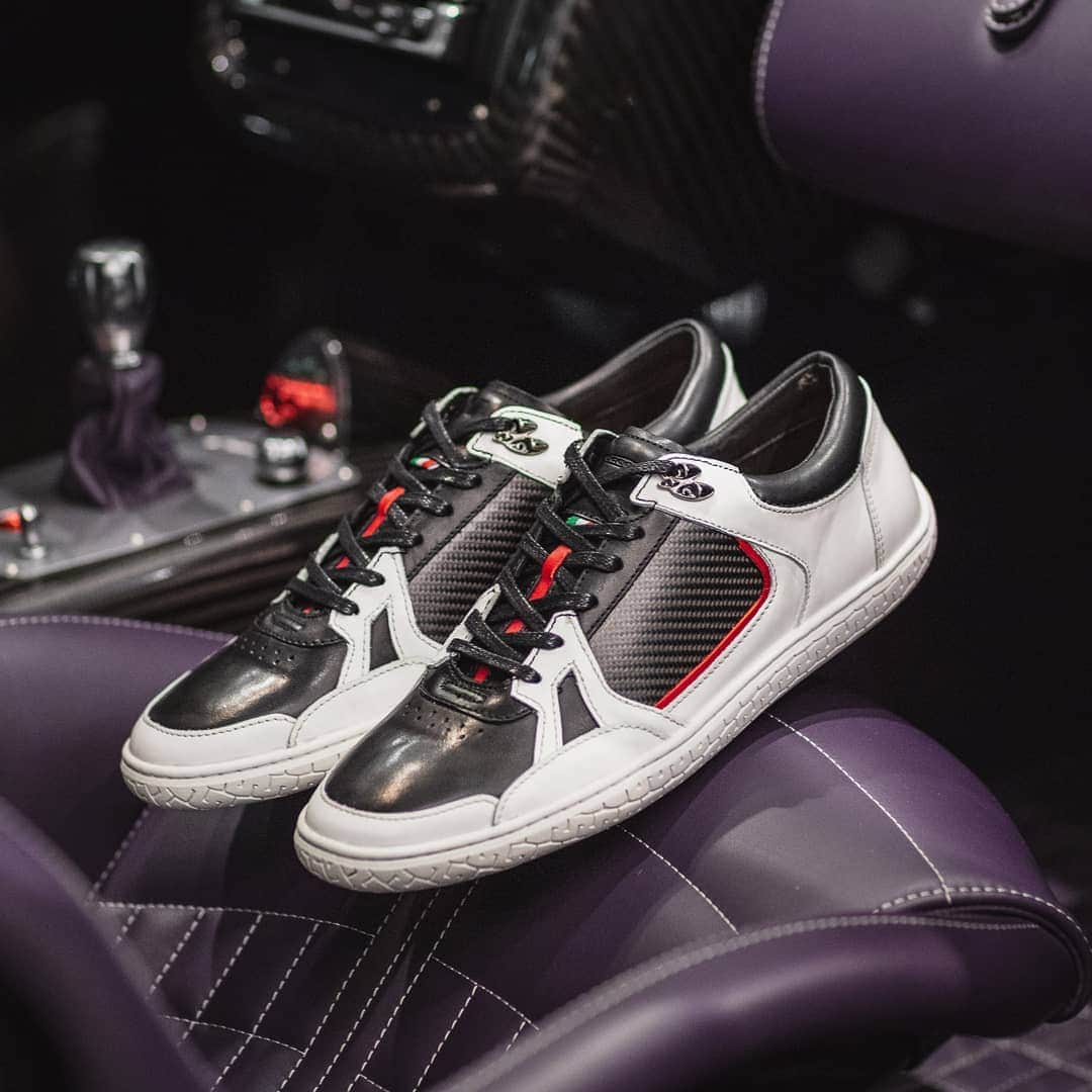 パガーニ・アウトモビリのインスタグラム：「🚨Would you like to win a pair of our official @pilotishoes collaboration sneakers? We’ve partnered with @pilotishoes to give away 3 pairs of Legacy S shoes – handmade from top grain Italian leather and featuring real carbon fibre panels. Head over to enter at the @pilotishoes Instagram page, by following the instructions on their post.  #pagani #pilotishoes」