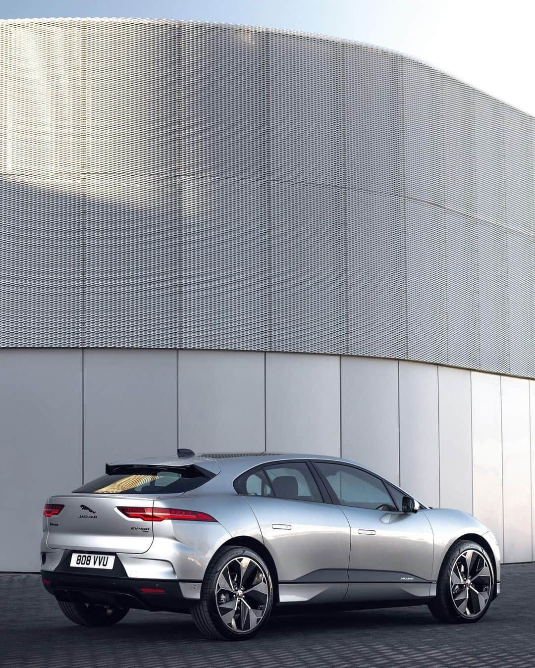 Jaguarさんのインスタグラム写真 - (JaguarInstagram)「Embrace the future.   #Jaguar #IPACE #Premium #Luxury #Performance #SUV #EV #AWD #ElectricCars #CarsofInstagram」11月26日 0時25分 - jaguar