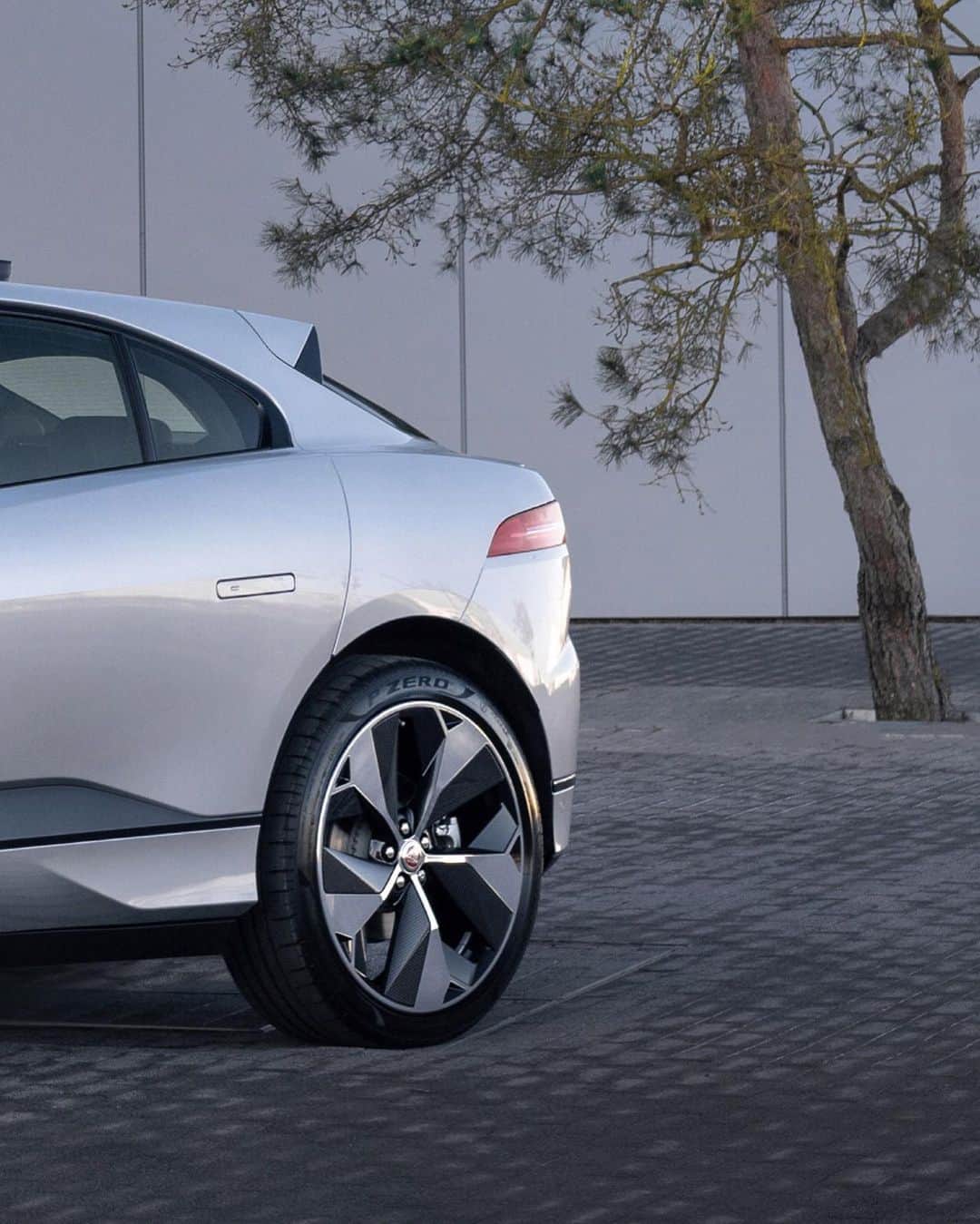 Jaguarさんのインスタグラム写真 - (JaguarInstagram)「Embrace the future.   #Jaguar #IPACE #Premium #Luxury #Performance #SUV #EV #AWD #ElectricCars #CarsofInstagram」11月26日 0時25分 - jaguar