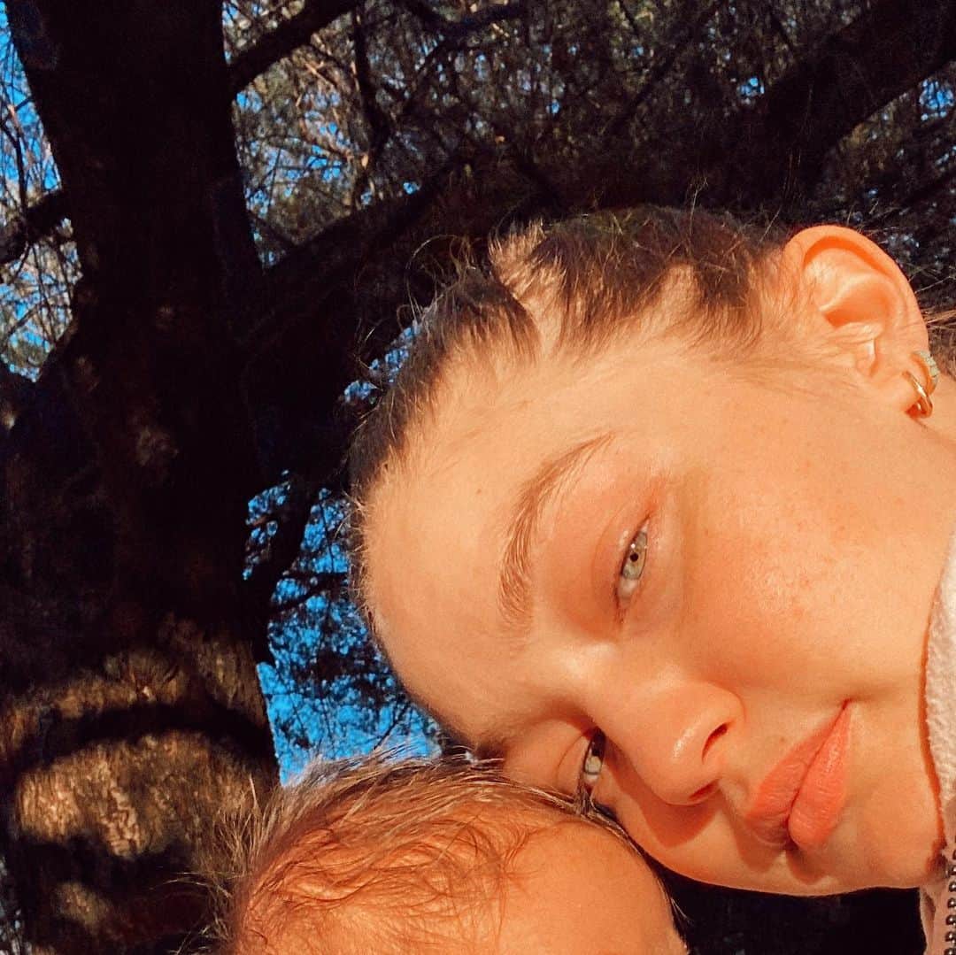 ジジ・ハディッドのインスタグラム：「🦋🍁🌞🧶🥧」