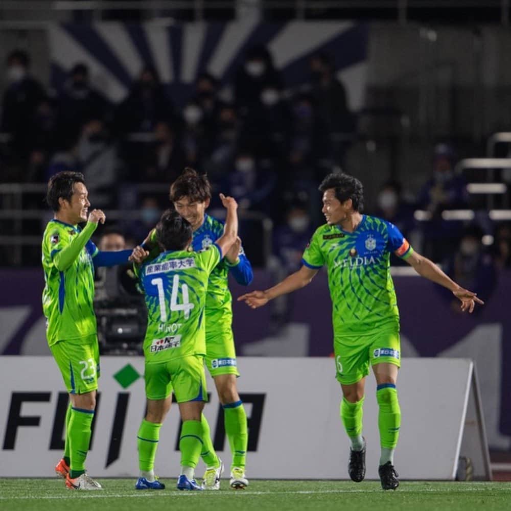 湘南ベルマーレさんのインスタグラム写真 - (湘南ベルマーレInstagram)「【Today's Shot／広島戦】 ホームに戻って行われたサンフレッチェ広島戦、岡本拓也選手のゴールで先制！前半は攻守においていい流れを生み出し多くのチャンスを作りました。 しかし後半、相手にペースを奪われ失点。その後スコア動かず、1-1のドロー決着となりました。 ・ この試合で柴田壮介選手がリーグ初先発。そして、大橋祐紀選手や大岩一貴選手がケガから復帰しました👏 ・ またも間を開けず次は中3日で清水と対戦します。残り5戦、大切に戦います👊 今日も熱い応援、ありがとうございました‼️ ・ #湘南 #ベルマーレ #湘南ベルマーレ #bellmare  #たのしめてるか #PROGRESSION #前進 #岡本拓也 #大野和成 #中川寛斗 #柴田壮介 #大橋祐紀 #大岩一貴 #茨田陽生」11月26日 0時30分 - shonan_bellmare
