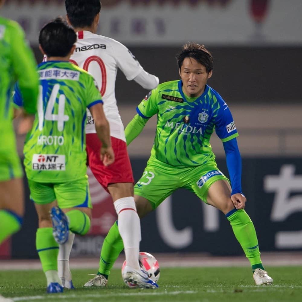 湘南ベルマーレさんのインスタグラム写真 - (湘南ベルマーレInstagram)「【Today's Shot／広島戦】 ホームに戻って行われたサンフレッチェ広島戦、岡本拓也選手のゴールで先制！前半は攻守においていい流れを生み出し多くのチャンスを作りました。 しかし後半、相手にペースを奪われ失点。その後スコア動かず、1-1のドロー決着となりました。 ・ この試合で柴田壮介選手がリーグ初先発。そして、大橋祐紀選手や大岩一貴選手がケガから復帰しました👏 ・ またも間を開けず次は中3日で清水と対戦します。残り5戦、大切に戦います👊 今日も熱い応援、ありがとうございました‼️ ・ #湘南 #ベルマーレ #湘南ベルマーレ #bellmare  #たのしめてるか #PROGRESSION #前進 #岡本拓也 #大野和成 #中川寛斗 #柴田壮介 #大橋祐紀 #大岩一貴 #茨田陽生」11月26日 0時30分 - shonan_bellmare