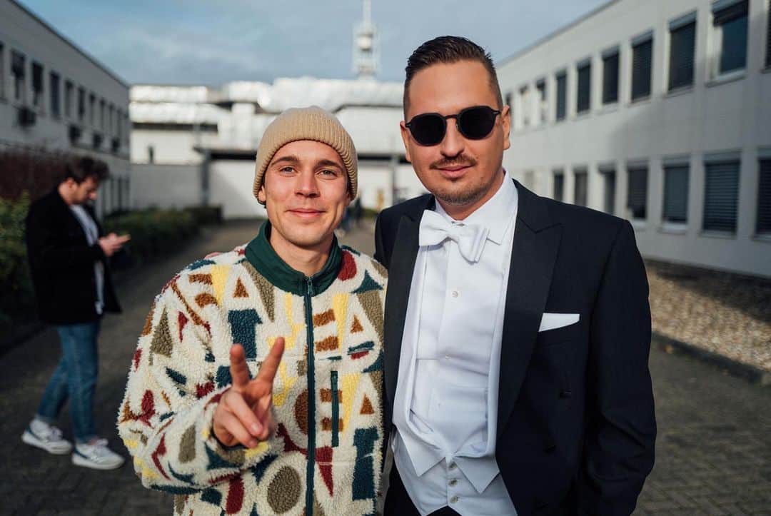 ロビン・シュルツのインスタグラム：「Just married 🎩 @felixjaehn」