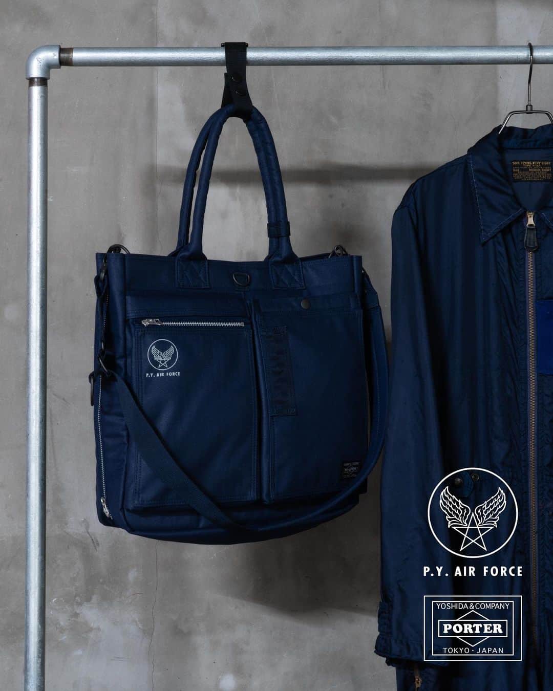 PORTER STANDさんのインスタグラム写真 - (PORTER STANDInstagram)「. 「PORTER FLYING ACE」の新色を発売します。   1950年代初頭に製造されたU.S. AIR FORCEのナイロン製飛行服“FLYING SUIT / TYPE K-2A”のディテールをモチーフに、ミリタリーギアの持つ最大の特性である「実用性・機能性・耐久性の高さ」に焦点を当てた「PORTER FLYING ACE（フライングエース）」に待望の新色“エアフォースブルー”が登場です。   今回の“エアフォースブルー”は、モチーフとなったフライトスーツの当時のカラーをベースにしました。 色出しには何度も試行錯誤を重ねて、ようやくこの落ち着いた深い色合いを再現しました。光沢感のあるナイロンフィラメントと相俟って独特な生地感に仕上がっています。   本シリーズのマテリアルは当時のフライングスーツから着想を得て、メイドインジャパンの高い技術力で糸から組織まで新たに開発した完全オリジナルです。 各アイテムには当時の軍用品にみられたディテールを随所に採り入れながら、現代の日常生活にフィットした仕様を散りばめました。当時のカルチャーでは自身のフライトジャケットや機体に思い思いのカスタムペイントをしていたことから、本シリーズにはピースで愛嬌のある2匹の“PILOT DOG’S”を採用しました。   発売日：11月27日（金） ※オフィシャルオンラインストアはAM10:00に発売します。 PORTER FLYING ACEはこちら https://www.yoshidakaban.com/product/series/863.html    こちらのアイテムは、PORTER flagship store、PORTER STAND、KURA CHIKA by PORTER、POTR、PORTER KOREA、吉田カバンオフィシャルオンラインストアのみでの限定発売です。   吉田カバンらしいモノ作りへのこだわりと、今の時代にあったピースフルでポジティブなメッセージを込めた本格的なミリタリーシリーズです。 ぜひ店頭でお手に取ってご覧ください。   #yoshidakaban #porter #luggagelabel #porteryoshida #madeinjapan #japan #flyingace　#pyairforce #flyingsuit #military #peace #pilotdogs #pinupdogs #russellmaurice #cerakote #black #olivedrab #airforceblue　#吉田カバン #ポーター #日本製 #フライングエース #ミリタリー #パイロットドッグス #ブラック #オリーブドラブ #エアフォースブルー」11月26日 0時31分 - porter_stand