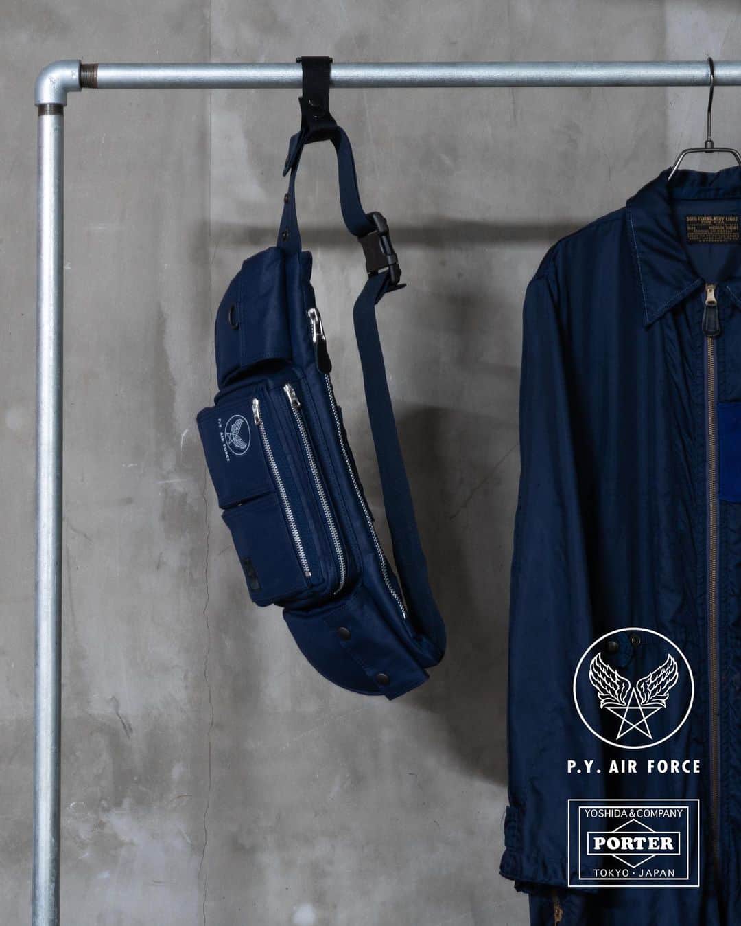 PORTER STANDさんのインスタグラム写真 - (PORTER STANDInstagram)「. 「PORTER FLYING ACE」の新色を発売します。   1950年代初頭に製造されたU.S. AIR FORCEのナイロン製飛行服“FLYING SUIT / TYPE K-2A”のディテールをモチーフに、ミリタリーギアの持つ最大の特性である「実用性・機能性・耐久性の高さ」に焦点を当てた「PORTER FLYING ACE（フライングエース）」に待望の新色“エアフォースブルー”が登場です。   今回の“エアフォースブルー”は、モチーフとなったフライトスーツの当時のカラーをベースにしました。 色出しには何度も試行錯誤を重ねて、ようやくこの落ち着いた深い色合いを再現しました。光沢感のあるナイロンフィラメントと相俟って独特な生地感に仕上がっています。   本シリーズのマテリアルは当時のフライングスーツから着想を得て、メイドインジャパンの高い技術力で糸から組織まで新たに開発した完全オリジナルです。 各アイテムには当時の軍用品にみられたディテールを随所に採り入れながら、現代の日常生活にフィットした仕様を散りばめました。当時のカルチャーでは自身のフライトジャケットや機体に思い思いのカスタムペイントをしていたことから、本シリーズにはピースで愛嬌のある2匹の“PILOT DOG’S”を採用しました。   発売日：11月27日（金） ※オフィシャルオンラインストアはAM10:00に発売します。 PORTER FLYING ACEはこちら https://www.yoshidakaban.com/product/series/863.html    こちらのアイテムは、PORTER flagship store、PORTER STAND、KURA CHIKA by PORTER、POTR、PORTER KOREA、吉田カバンオフィシャルオンラインストアのみでの限定発売です。   吉田カバンらしいモノ作りへのこだわりと、今の時代にあったピースフルでポジティブなメッセージを込めた本格的なミリタリーシリーズです。 ぜひ店頭でお手に取ってご覧ください。   #yoshidakaban #porter #luggagelabel #porteryoshida #madeinjapan #japan #flyingace　#pyairforce #flyingsuit #military #peace #pilotdogs #pinupdogs #russellmaurice #cerakote #black #olivedrab #airforceblue　#吉田カバン #ポーター #日本製 #フライングエース #ミリタリー #パイロットドッグス #ブラック #オリーブドラブ #エアフォースブルー」11月26日 0時31分 - porter_stand
