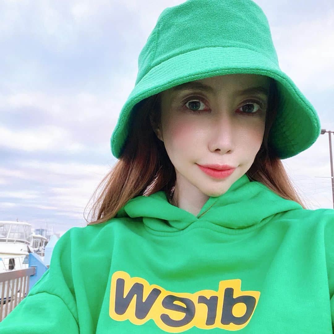 fashion dog loverのインスタグラム：「Green day💚💛  #fashion #fashionstyle #fashiongram #fashionblogger #fashionista #fashionable #ootd #ootdfashion #outfitoftheday #outfit #outfitinspiration #streetfashion #streetphotography #streetstyle #streetwear #justinbieber #drewhouse #lackofcolor #ファッション#ファッションコーデ #ストリートファッション #ストリート系女子 #コーデ #コーデ記録 #コーディネート #green」