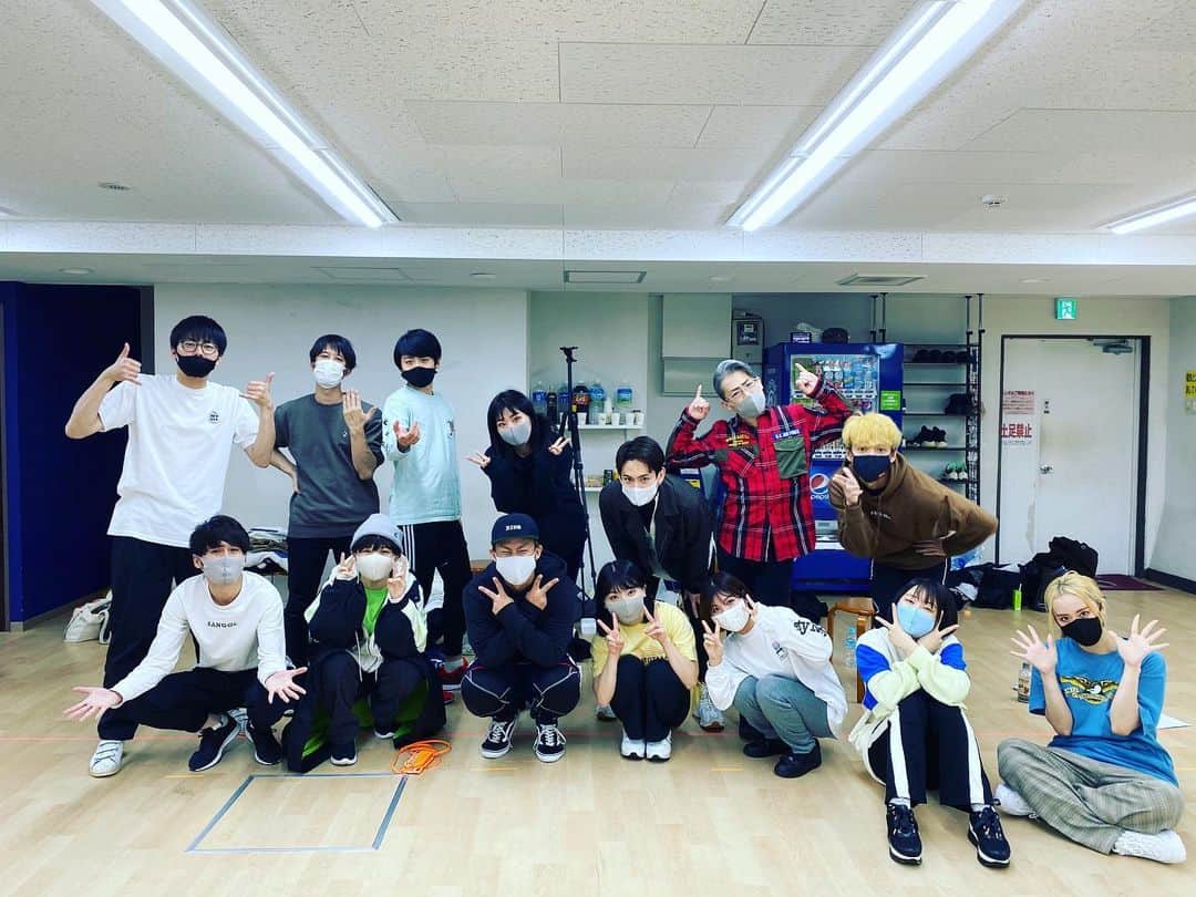 火口秀幸のインスタグラム：「11/27 (金)~の #吉本坂46  #定期公演 #HideboHプロデュース公演 明日からやぁぁぁ〜 稽古の様子　動画をチェック🎶 youtu.be/UB-53xdkhfE 公演詳細・チケット購入は以下にアクセスください❗️ yoshimotozaka46.com/news/?id=229 皆さん　見に来てねぇ 明日からスタートyoutu.be/iu_hWWZgxSc @YouTubeより」