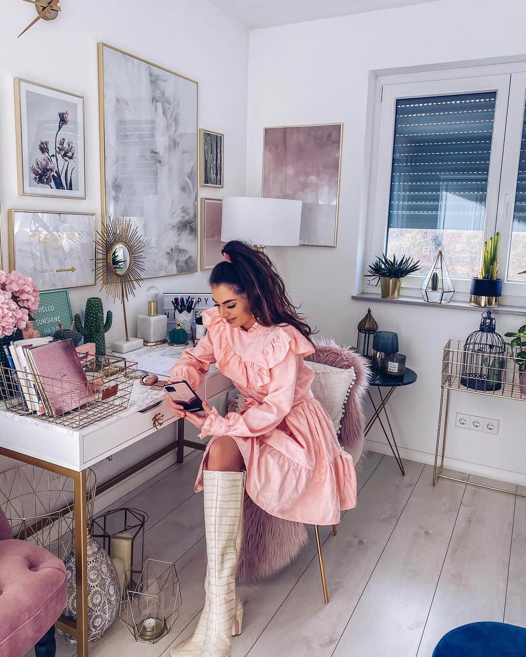 Anniのインスタグラム：「Anzeige // Anlässlich der Black Week habe ich heute einen 50% + 5% Extra Rabatt Code auf ALLE Produkte im Shop von @idealofsweden  CODE: fashionhippieloves5 #idealofsweden {Code ist bis zum 30.11.20} gültig   Wie wichtig ist euch euer Smartphone? 📱Für mich persönlich ist es das wichtigste Arbeitsgerät und daher muss ich tag/täglich darauf aufpassen, dass es mir nicht wieder aus der Hand fällt…  #anniandthefails ,ihr wisst bescheid🤷🏻‍♀️. Um mein Handy zu schützen, verwende ich selbstverständlich eine Handy Hülle von IdealofSweden , die nicht nur Schutz bietet, sondern auch noch stylisch aussieht.」
