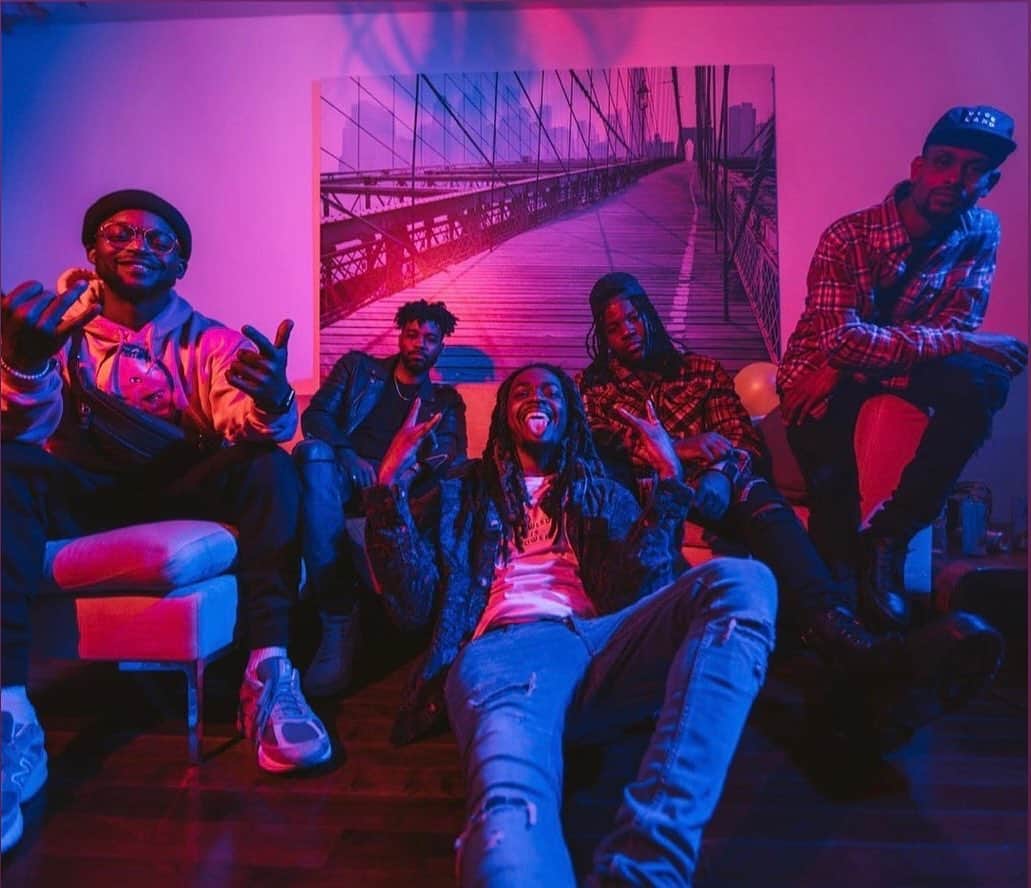 テイラー・ジェームスのインスタグラム：「Shout out to @harv & @julesthewulf #GrammyNominated    🤟🏿🤟🏿🤟🏿🤟🏿@wetheband」