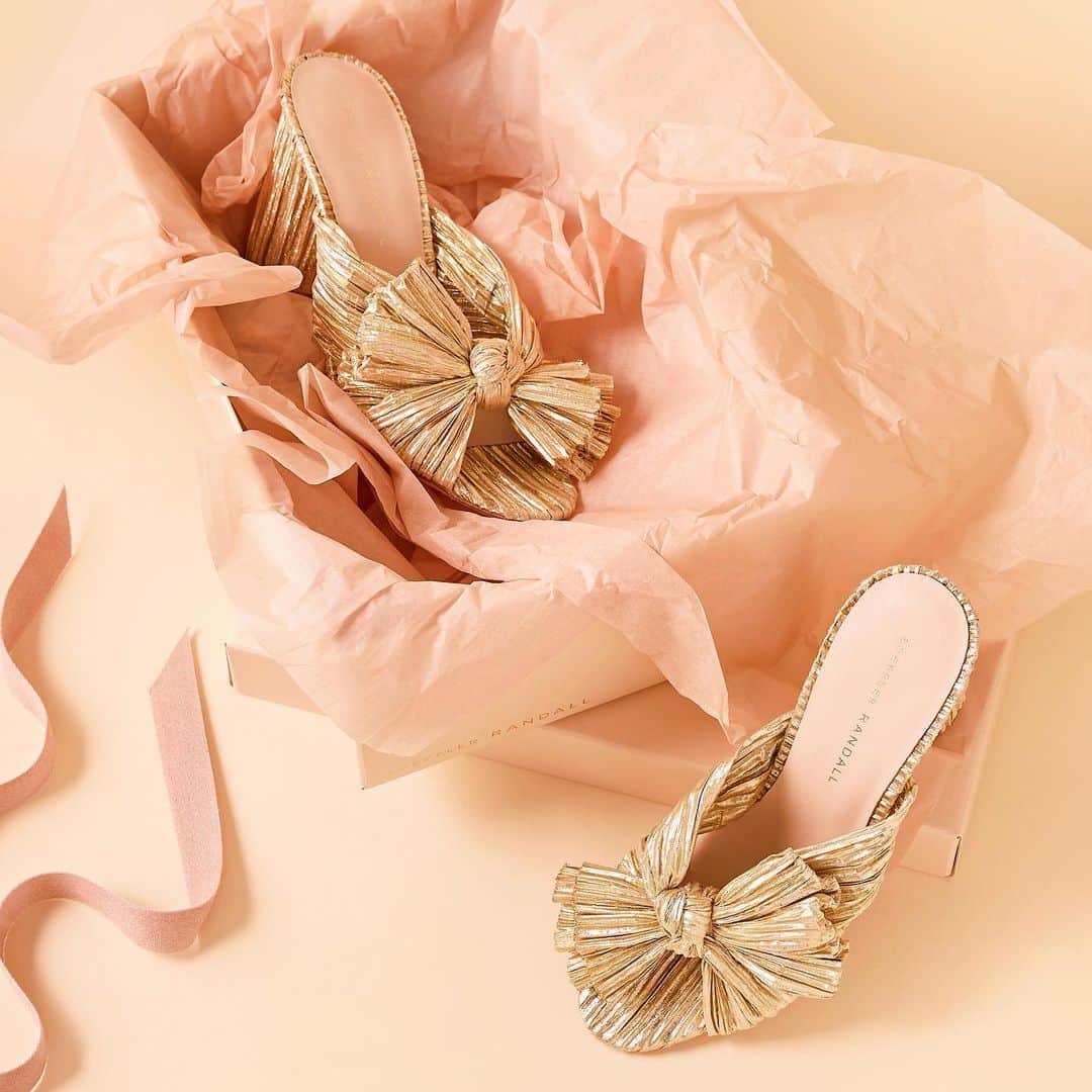 レフラーランドールのインスタグラム：「The Give Back Sale starts now! As a small business, we don’t usually have a sale around Black Friday—it’s a busy time and we like to focus on initiatives that support other small businesses, like our annual Craft Fair. During a time when organizations could really use extra help, we wanted to do something to support a worthy cause while making it a little easier to shop this holiday season. From today through 11:59 pm EST on Monday, you can unlock a 20% off discount on your order when you choose to donate $10 to The Campaign Against Hunger @tcahnyc on our site.  We hope you enjoy shopping if you can and will support this organization either way, which is one of New York City’s most trusted emergency food and community support organizations, and has provided assistance to over 400,000 families since March. Our hearts go out to those who are struggling with food insecurity and we are proud to support this incredible organization.」