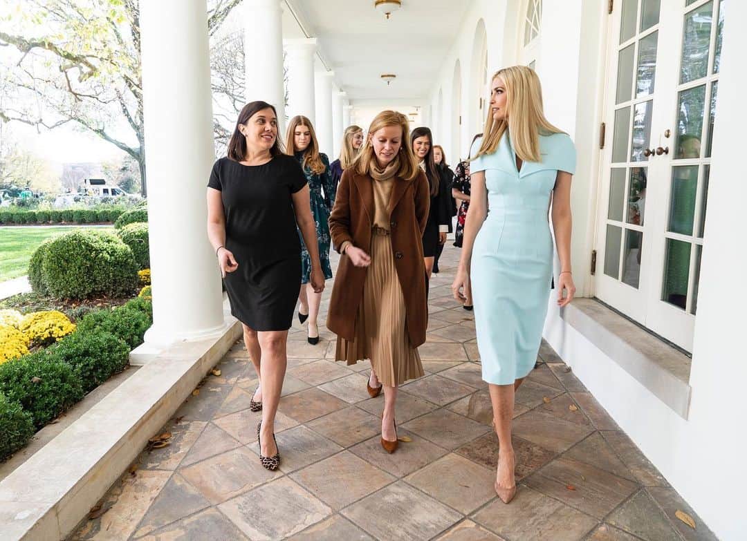 イヴァンカ・トランプのインスタグラム：「I am very thankful for this team of brilliant, formidable and kind women who have fought to lift up American workers and families with full hearts and deep devotion for the past 4 years. ❤️」
