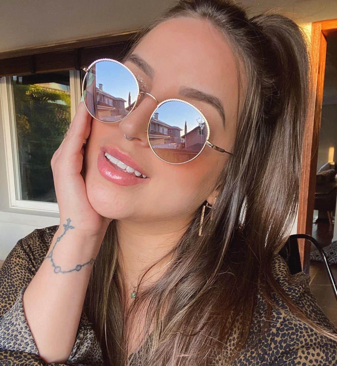 Bruna Unzuetaのインスタグラム：「Começou a *BLACK WEEK* da @lbashop e TODOS os oculos estão por *R$59* 🎉 E se você usar o cupom BOOUNZUETA você ganha mais 10% de desconto na sua compra. Corre para o site e aproveita!! *publicidade」