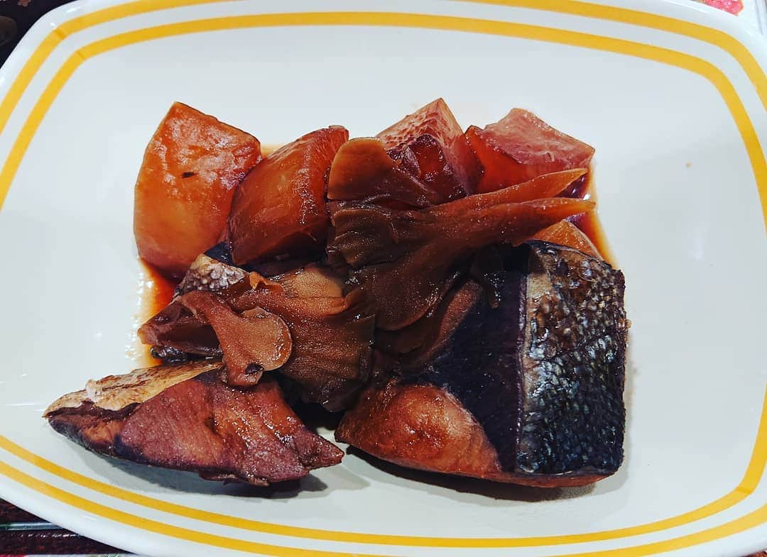 置鮎龍太郎さんのインスタグラム写真 - (置鮎龍太郎Instagram)「スーパーで買ったおつゆで煮ただけの、初めての #ぶり大根   めっちゃ美味いやん！！  今度は一から味付けしてみようっと♪」11月26日 0時56分 - chikichikiko