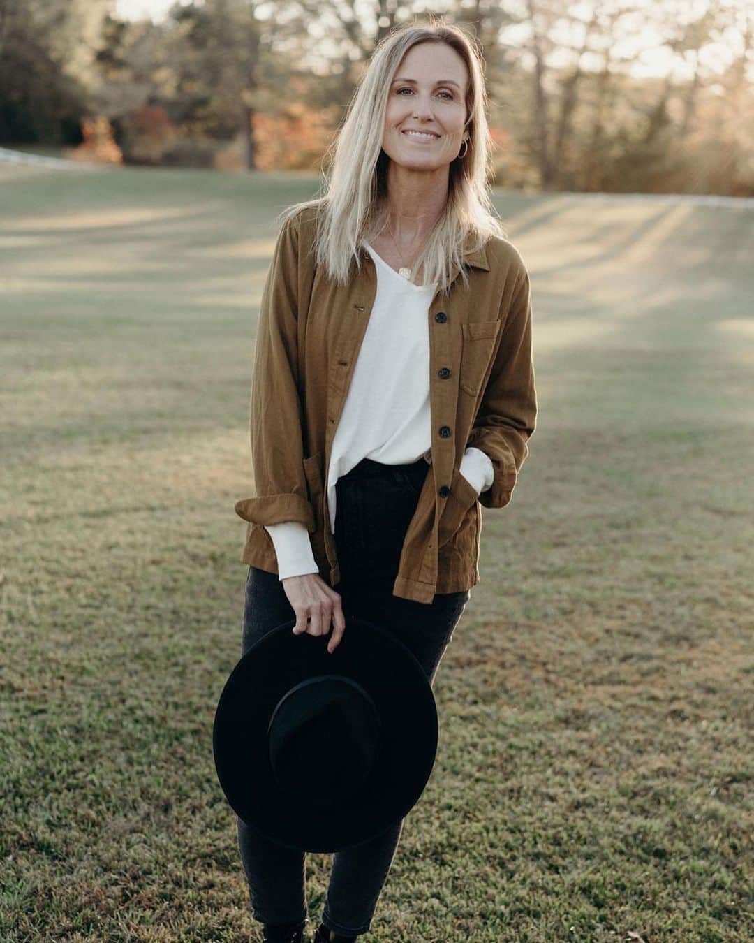 コリー・ロバートソンのインスタグラム：「Finally get to share all the details!! Can’t believe tomorrow is Thanksgiving 🦃 We’re starting the festivities today, on here with the giveaway and at our house with the Robertson fam tonight 😋Keep reading:  2020 has been quite an adventure, to say the least. But one thing we don’t want to miss or forget, is giving back! This year @carlyjeanlosangeles is teaming up with the other LA crew, that is her Louisiana friends who’s home state was greatly affected and damaged by all of the Hurricanes they experienced this year. 2 years ago we teamed up and raised $30k for children in foster care and this year saw such a need to help families in South Louisiana...  Soooo, here we go again and this time it is for the biggest shopping weekend of the year to GIVEBACK! Black Friday all the way through Cyber Monday along with a giant sale, we’ll be giving 10% to literally rebuild someone’s home! What a rad way to give not only gifts that will be loved, but also gifts that GIVE to others!   To celebrate this special weekend, we are giving away a $700 gift card to Carly Jean Los Angeles to one of you for helping us spread the word! Entering is EASY just follow these steps below!  FOLLOW all of us gals! @bosshogswife @carlyjeanlosangeles @legitsadierob @marykaterob @rebeccalorobertson @bellarobb @chryshoward  Tag 3 or more friends below  Repost or share for extra entries!  Winner will be announced Wednesday, December 2nd! Good luck and Happy Early Thanksgiving ❤️」