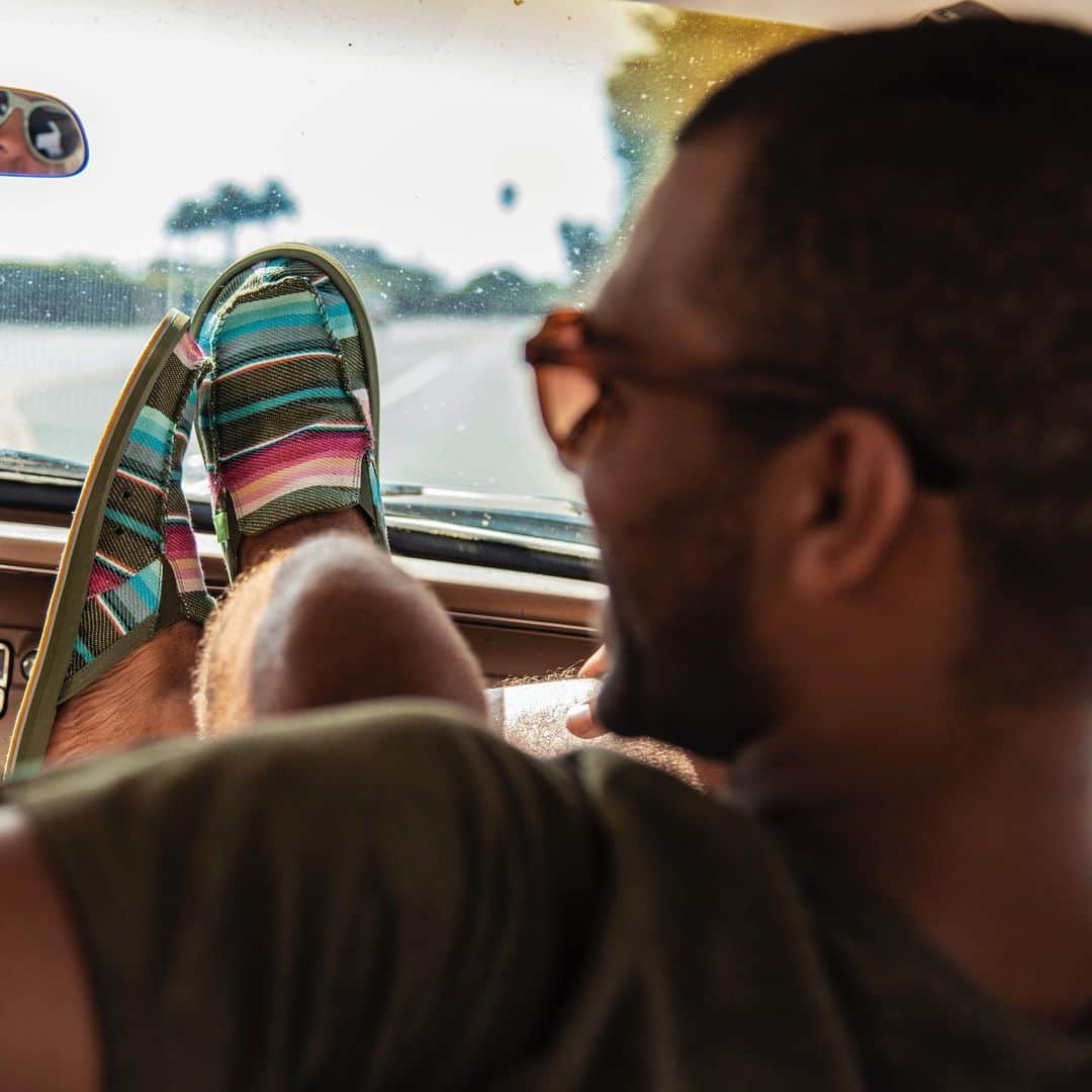 サヌークのインスタグラム：「Rolling up to Thanksgiving dinner tomorrow like…」