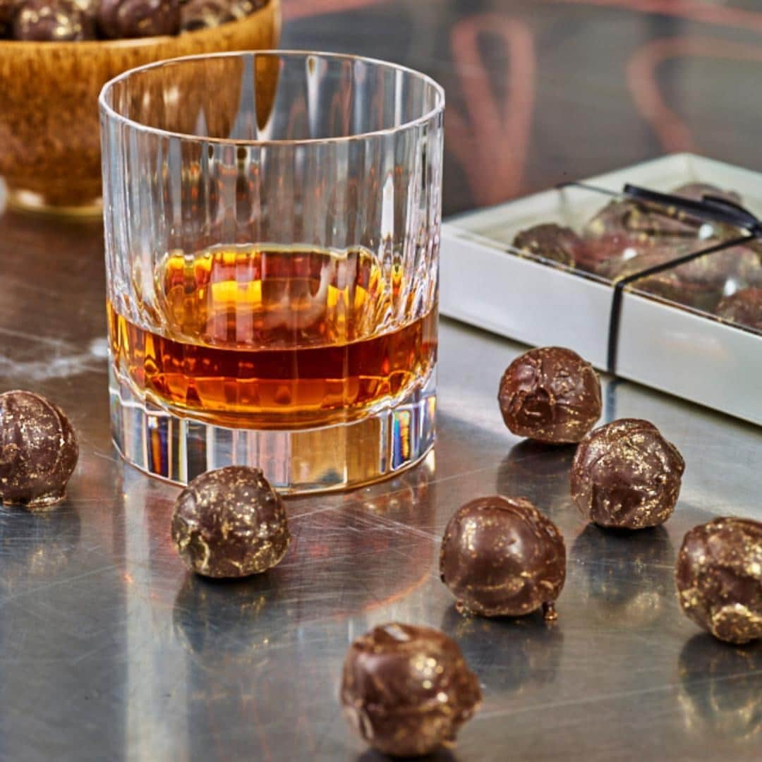 The Dalmoreさんのインスタグラム写真 - (The DalmoreInstagram)「There may well be no greater pairing than whisky and chocolate. Particularly when they are created by master chocolatiers. This ode to the winter season - dark chocolate truffles infused with The Dalmore 12 Year Old Sherry Cask Select, served of course with a glass of the same by its side.  #dalmorewhisky #dalmore」11月26日 1時00分 - thedalmore