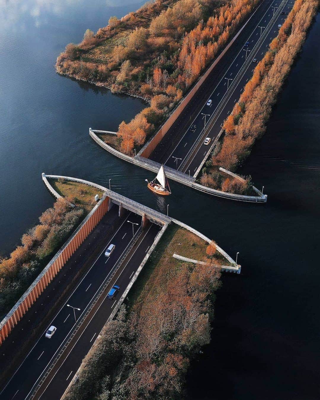 Discover Earthさんのインスタグラム写真 - (Discover EarthInstagram)「How amazing this boat bridge in the Netherlands is? ⛵ #discoverthenetherlands  with @sebastien.nagy  . . . .  #netherlands  #holland  #nederland  #dutch  #ig_discover_holland  #dutch_connextion  #boat  #yacht  #boating  #sailing  #boatlife  #boats  #sail  #lake  #water  #fishing  #yachting  #ship  #river  #port  #yachtlife  #sailboat  #bateau  #ocean  #fish」11月26日 1時00分 - discoverearth