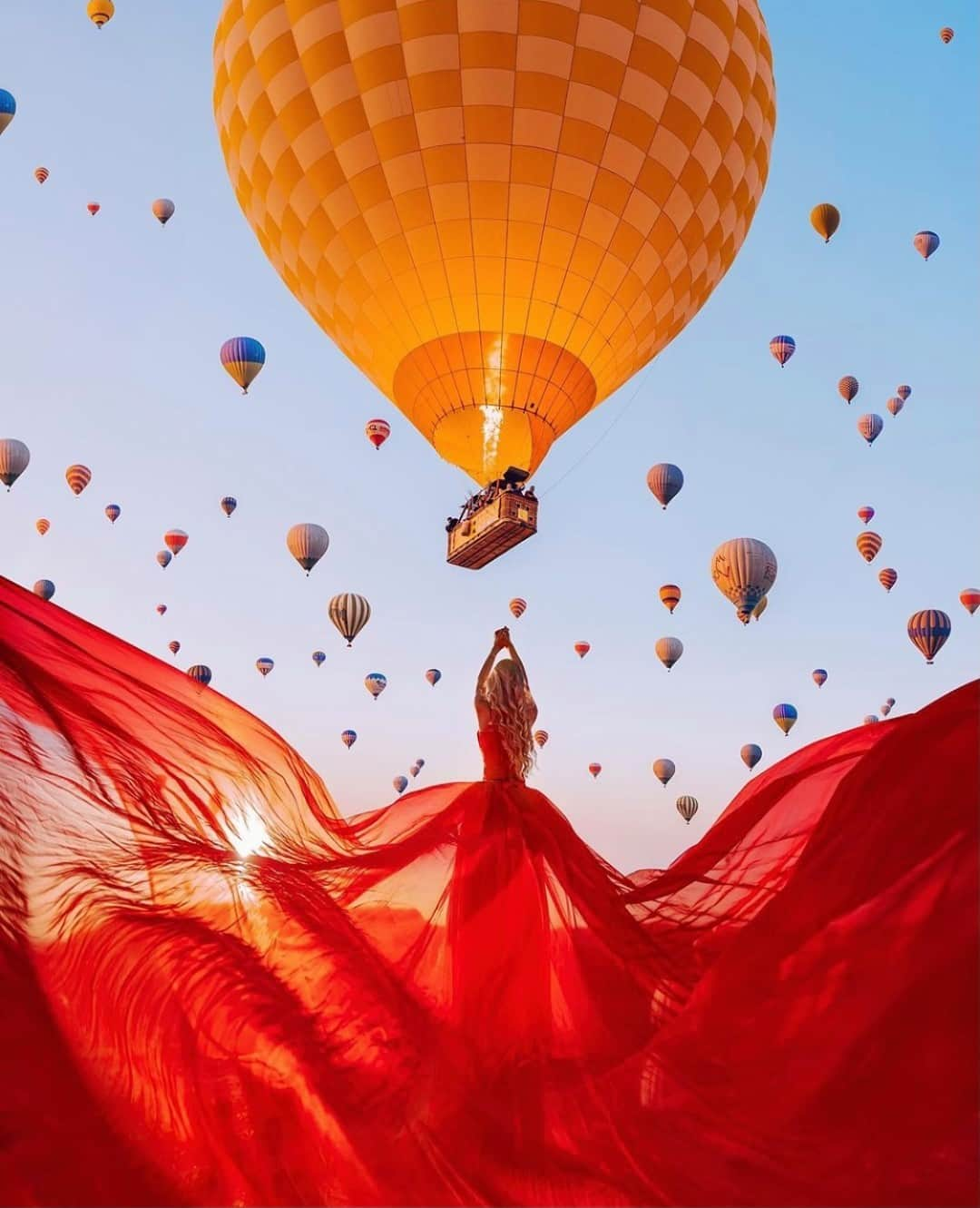 Earth Picsさんのインスタグラム写真 - (Earth PicsInstagram)「Good morning from Cappadocia ☀️ Tag someone you’d like to ride a hot air balloon with! 🎈 Photo by @hobopeeba」11月26日 1時00分 - earthpix