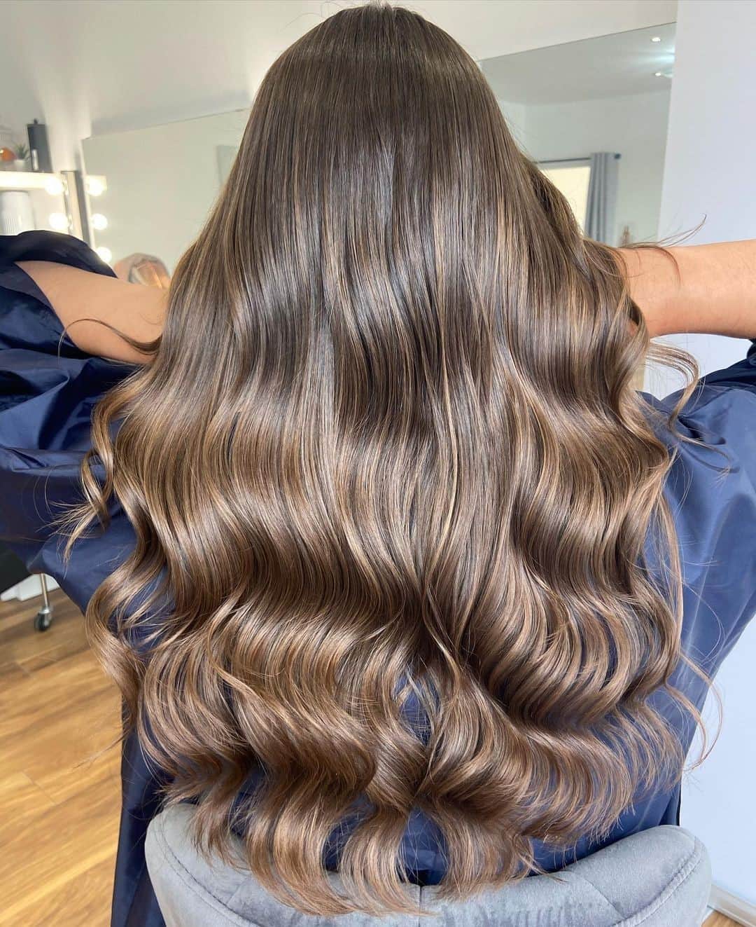 Moroccanoilさんのインスタグラム写真 - (MoroccanoilInstagram)「Glossy, sunkissed brunette balayage by @siobhanjearymakeup…we’re swooning!  Styled with Moroccanoil Treatment and Perfect Defense.」11月26日 1時00分 - moroccanoil