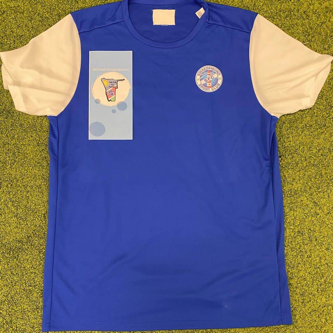 ヴァルミル・スレイマニのインスタグラム：「Dieses Trikot habe ich von @deinballfuernamibia zugeschickt bekommen. Dieser Verein setzt sich für die Entwicklung des nambianischen Jugendfußball ein. Auch dort gibt es viele begeisterte junge Kicker, die aber viel schlechtere Möglichkeiten haben als wir. Schaut mal auf deren Seite vorbei! Vielleicht habt ihr Lust, zu helfen und sie zu unterstützen.🤲🏼❤️」