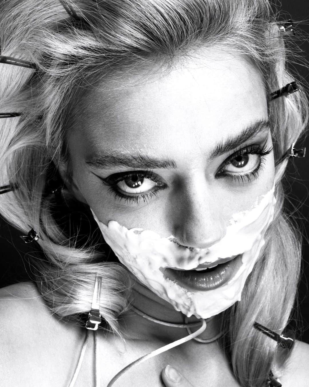 パイパー・アメリカ・スミスさんのインスタグラム写真 - (パイパー・アメリカ・スミスInstagram)「Good morning sweetie 🤍 @sashasamsonova @machinedarine @fostermakeup」11月26日 1時01分 - pyperamerica