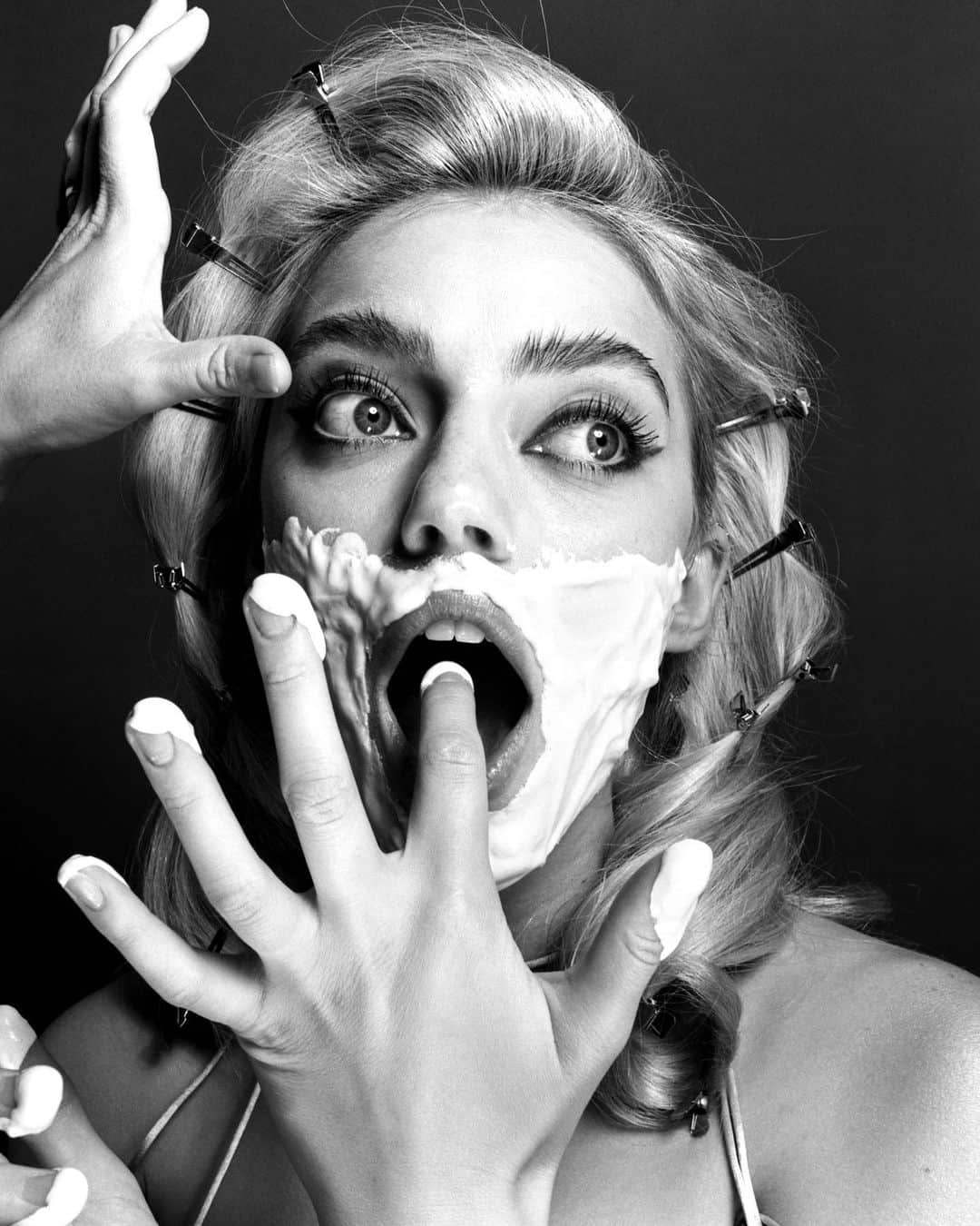 パイパー・アメリカ・スミスのインスタグラム：「Good morning sweetie 🤍 @sashasamsonova @machinedarine @fostermakeup」