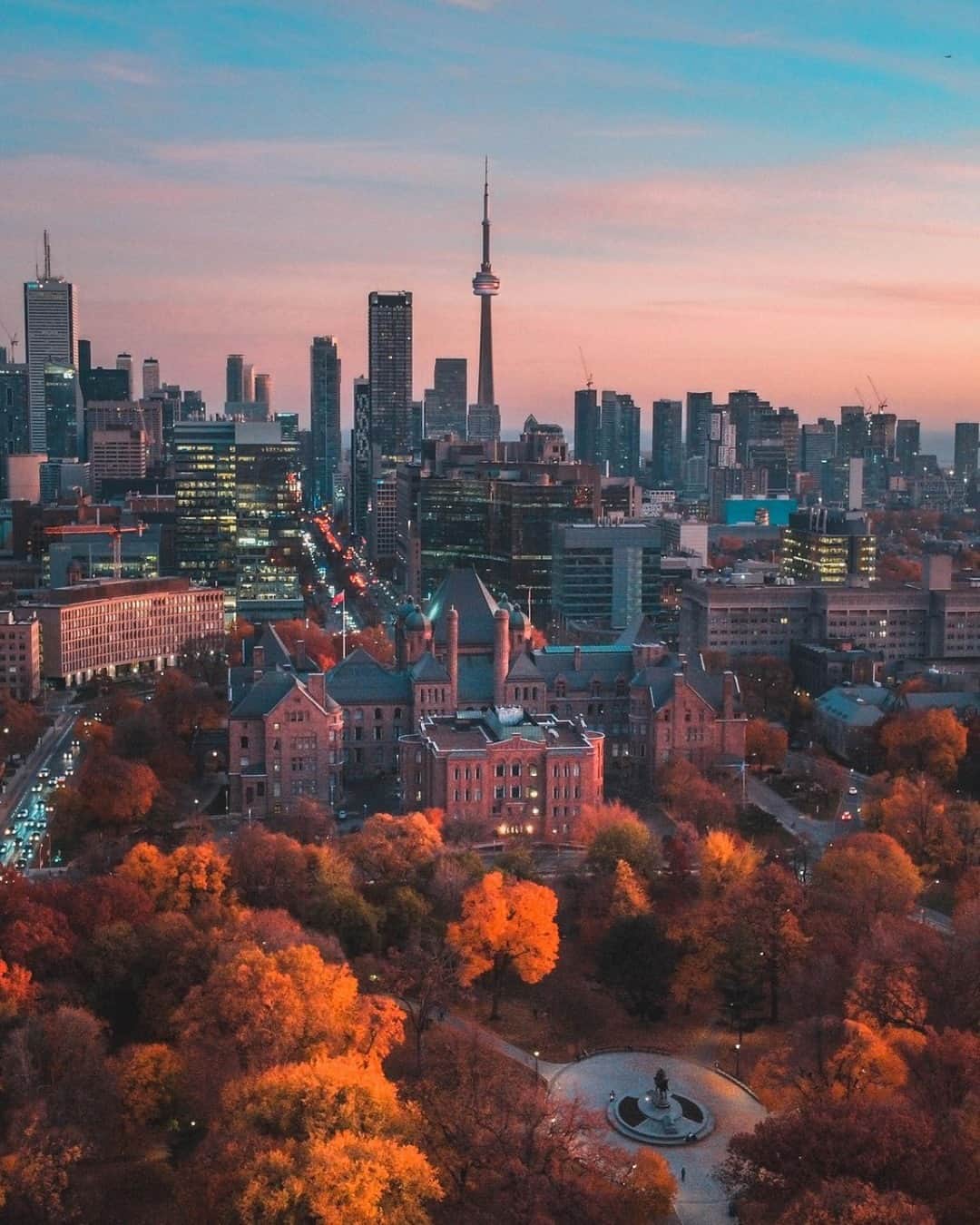 Explore Canadaのインスタグラム：「You can’t mistake that iconic Toronto skyline! 🙌 #ExploreCanada #CanadaNice⁠ ⁠ *Know before you go! Check the most up-to-date travel restrictions and border closures before planning your trip and if you're travelling in Canada, download the COVID Alert app to your mobile device.*⁠ ⁠ 📷: @farazrazz⁠ 📍: @destination_toronto, @ontariotravel⁠ ⁠ #SeeTorontoNow #DiscoverON⁠」