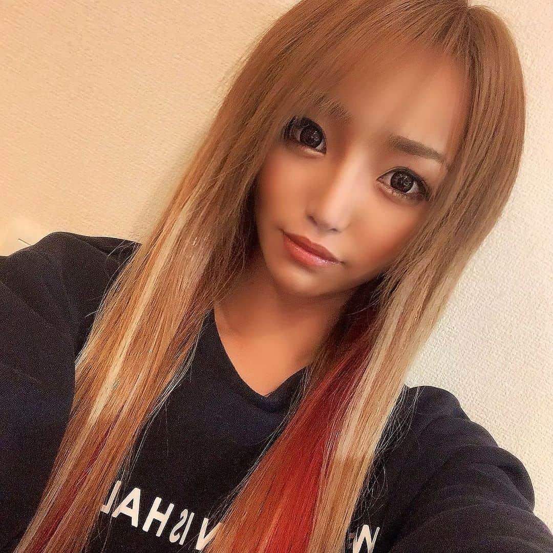 MII MAMAのインスタグラム：「. . . イメチェン♥️ 意識した訳ちゃうねんけど、 出来上がった結果【 #煉獄ヘア 】🔥 . 子供達が大喜び🤣👏🏾💓 ------------------------------------------ 🔎White Style mi mama 良かったらチャンネル登録お願いします🙇🏽‍♀️ #YouTube#ユーチューバー#主婦ユーチューバー#MIIMAMA##チャンネル登録お願いします#2児ママ#年子ママ#ホワイトインテリア#モノトーンインテリア#シンプルな暮らし#収納#ホワイト収納#イチナナ#イチナナライバー#専属ライバー#主婦ライバー #ニューヘアー #エクステ #インナーカラー」