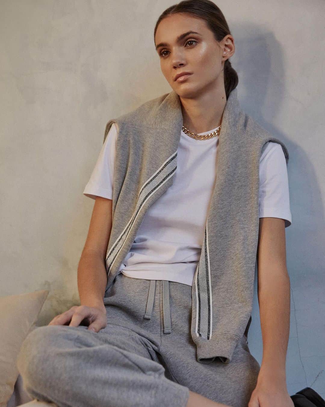 デレクラムのインスタグラム：「Our latest collection is all about comfort, ease and style. Elevate your loungewear with the Aila Sweatshirt and Sera Sweats.」