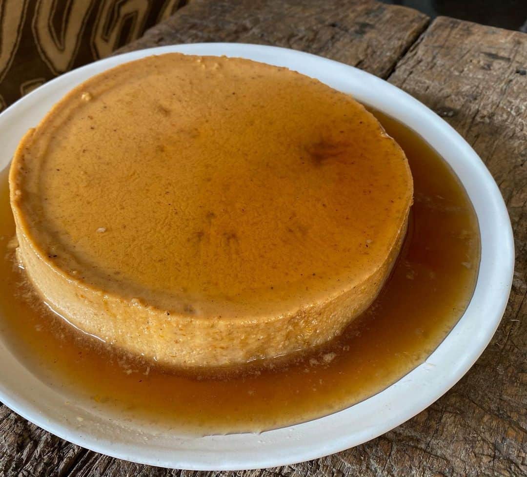 アイナ・ガーテンのインスタグラム：「This Pumpkin Flan with Maple Caramel has all the flavors of a good pumpkin pie but it’s so much more special! You can make it a day ahead and the best part? No pie crust to obsess about! Recipe link in my profile! #microthanksgiving #staysafe #cookingforjeffrey」