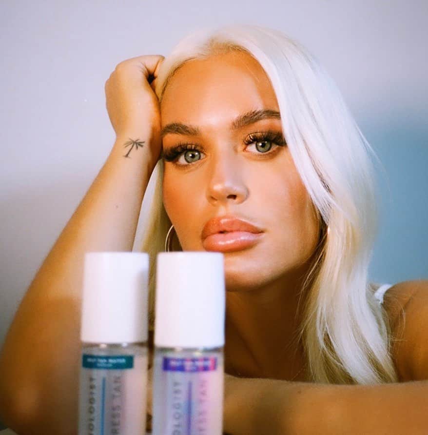 ロッティー・トムリンソンのインスタグラム：「🖤 black Friday sales are now live over at @tanologisttan 🖤 we have huge discounts on my favourite bundles, head over to Tanologist stories at 6 I will be talking through the offers 💋🤑」
