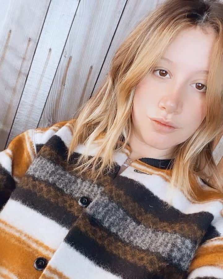 アシュレイ・ティスデイルのインスタグラム：「When youve been up since 4am it’s coffee time ☕️」